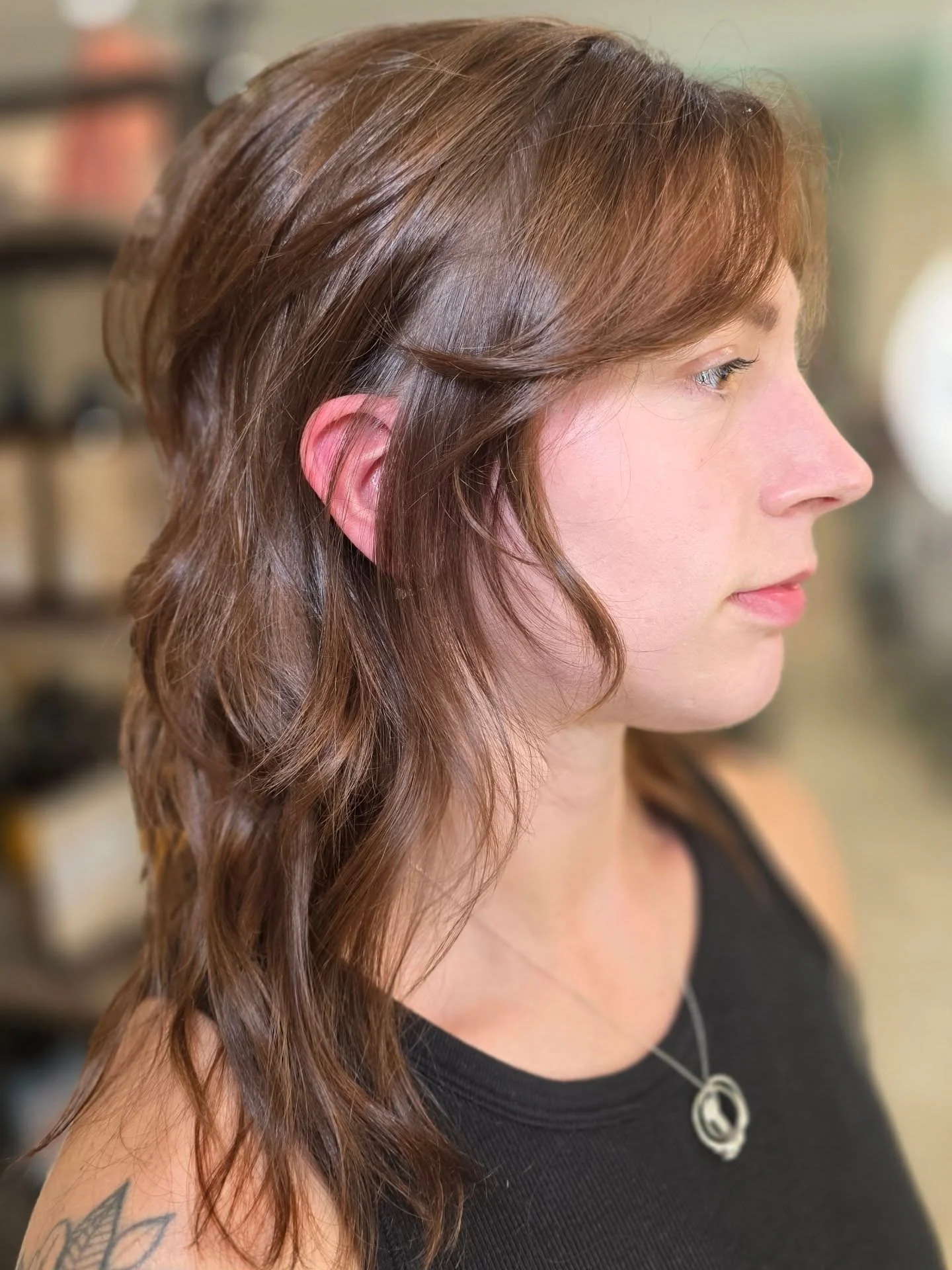 2. Kastanienbrauner gewellter Wolfsschnitt mit Gesichtsrahmen (langer Wolfshaarschnitt)