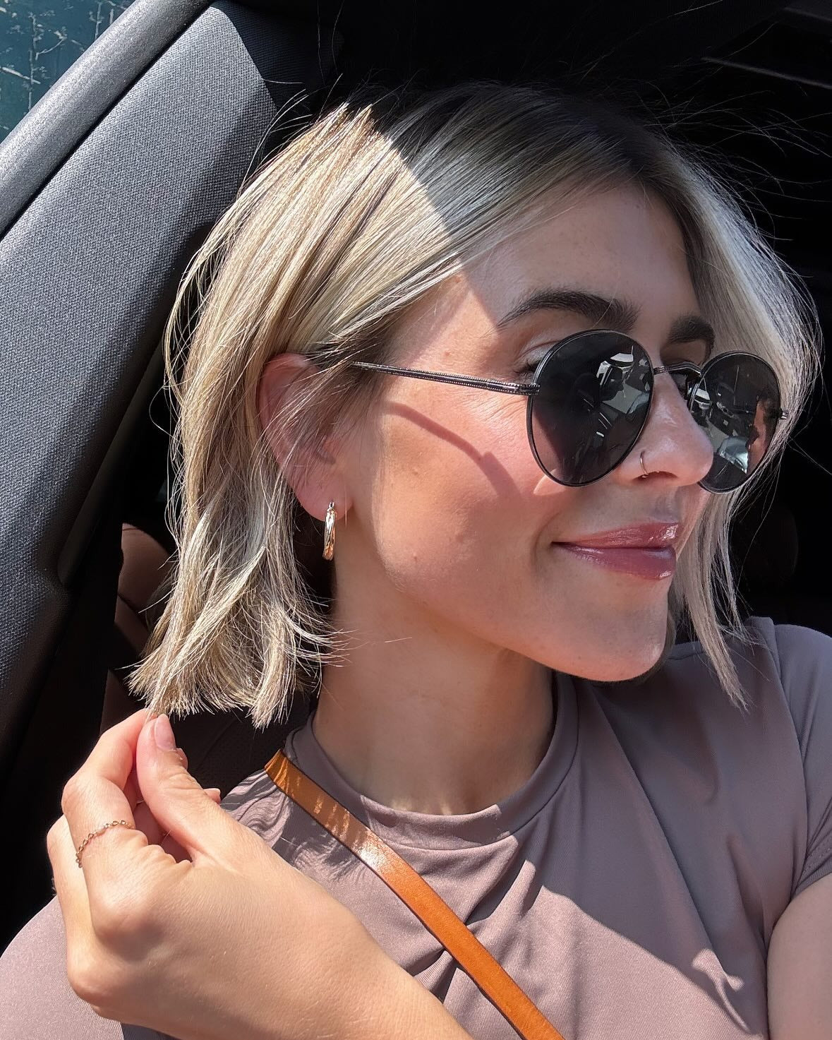 2. abgehackter Platinbob mit Schattenwurzel (kurze Frisuren)