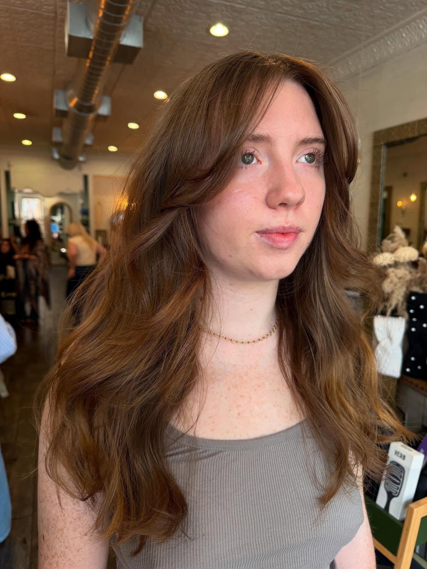 2. Klassischer Curtain Bangs mit warmem Kastanienbraun (Curtain Bangs-Frisuren)