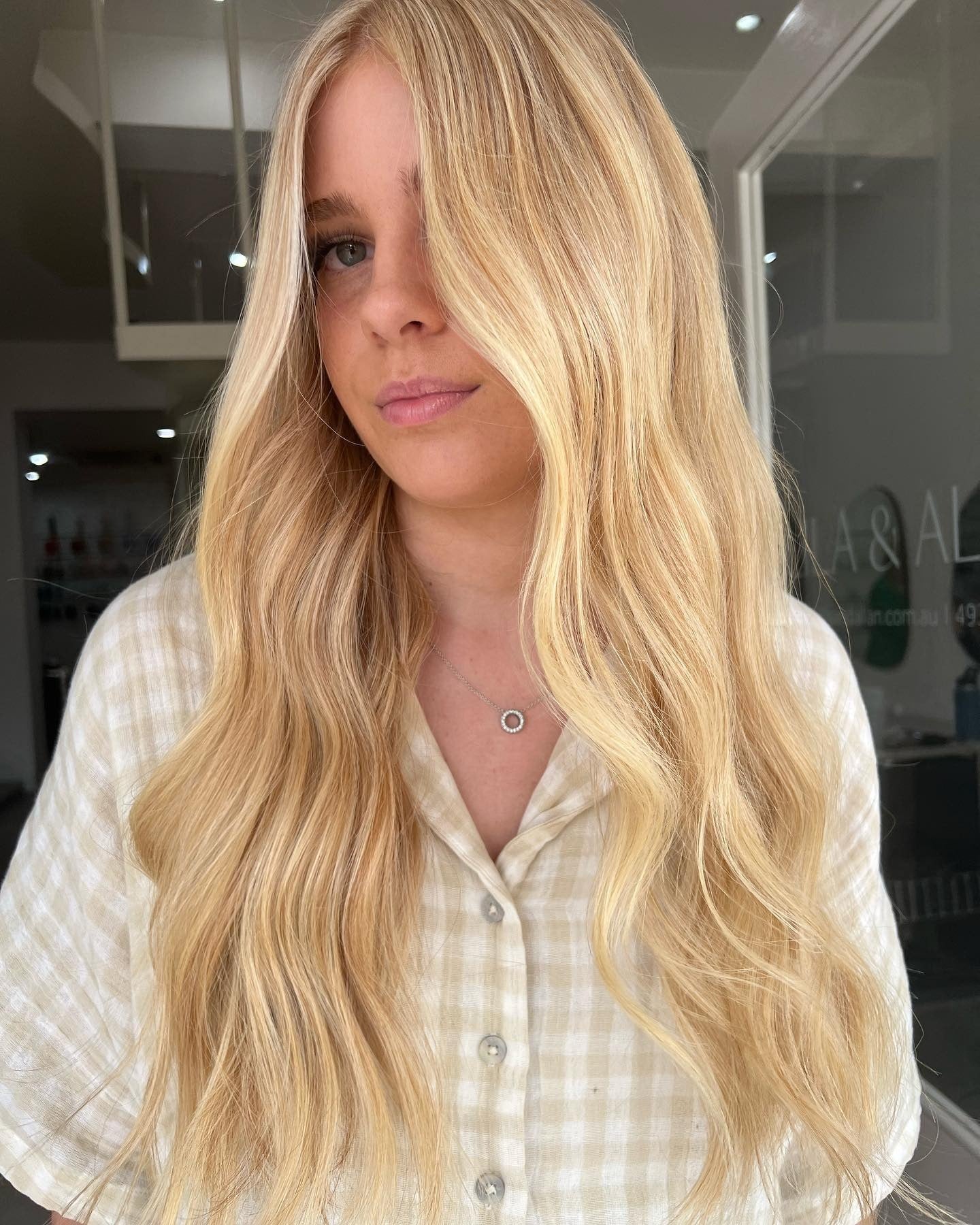 2. Klassisches Honigblond mit polierten, lockeren Wellen (Honighaarfarbe)