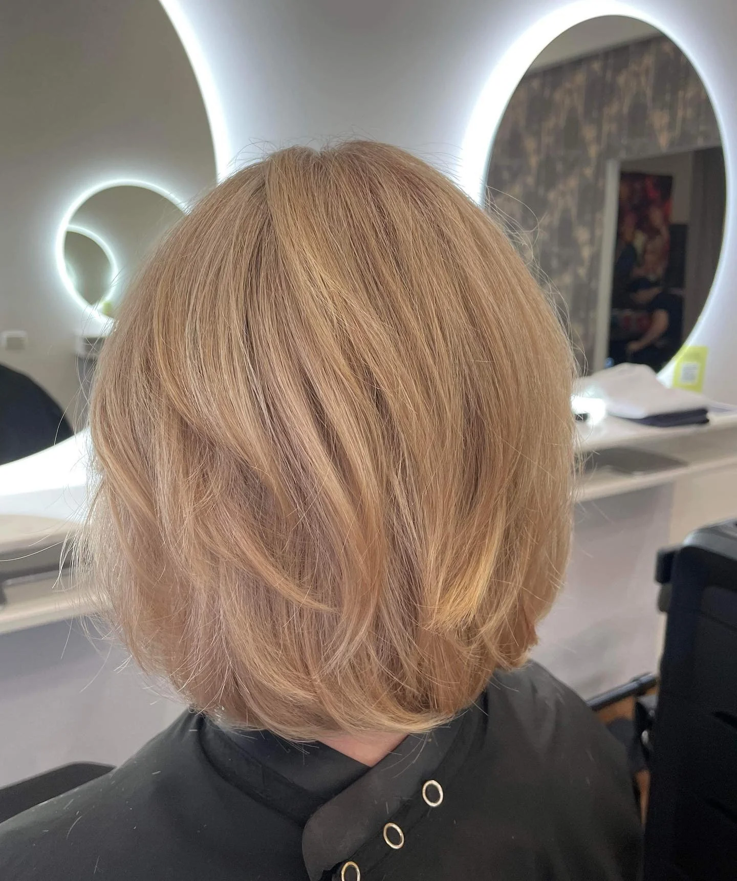 2. Klassischer, runder, geschichteter Bob in warmem Honigblond (geschichtete Bob-Frisuren)