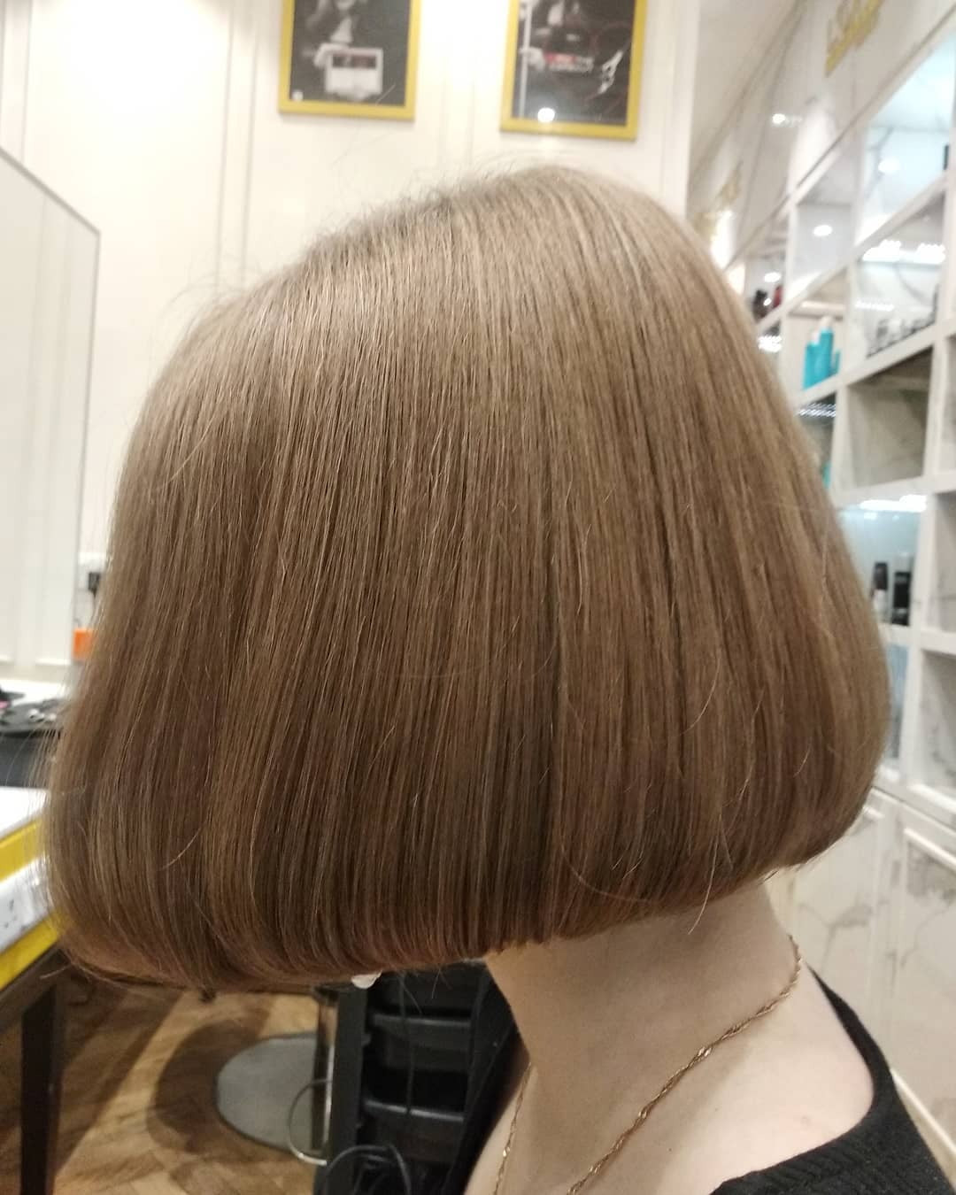 2. Klassischer schlanker Bob in Sandy Beige (Kinnlänge Bob)