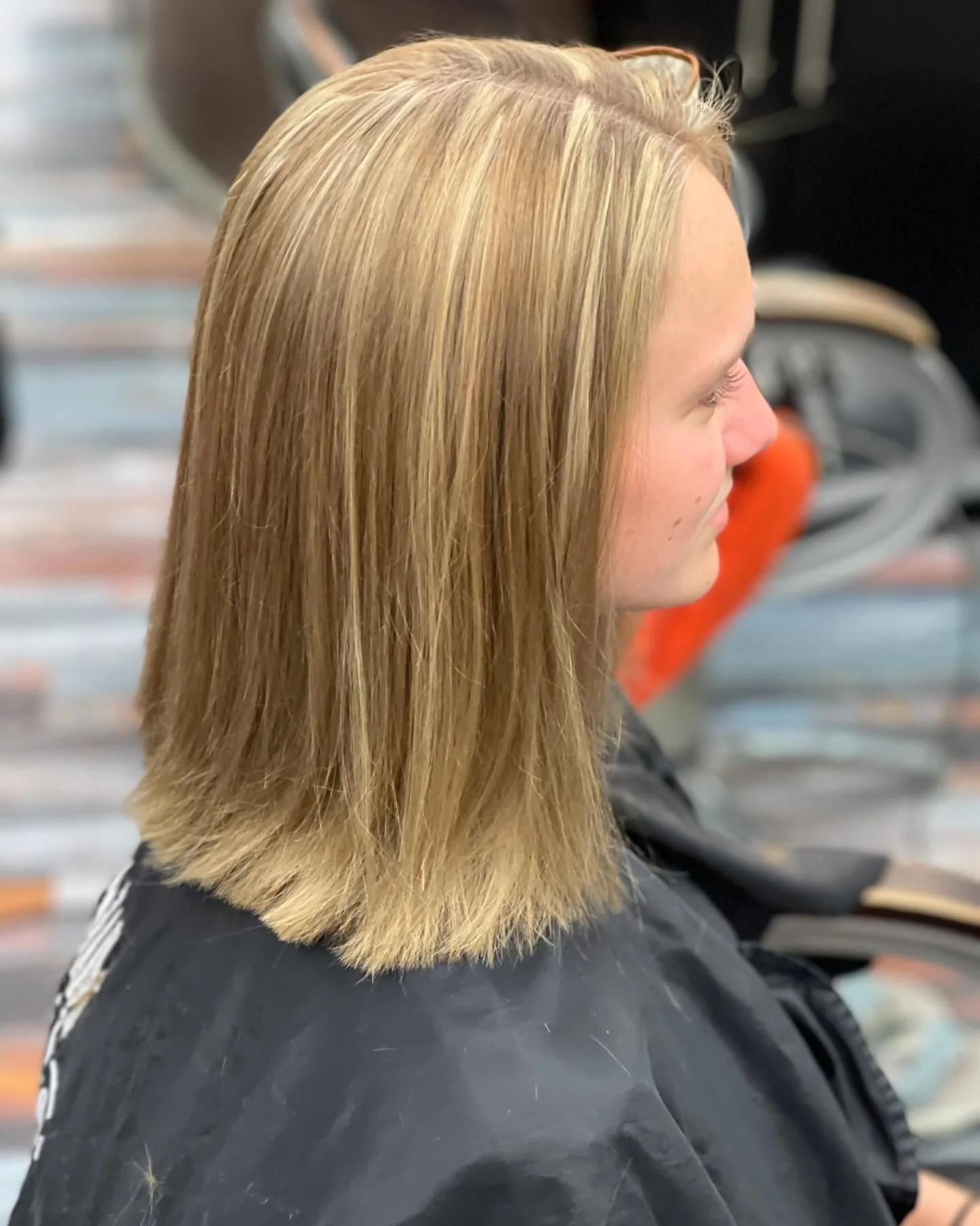 2. Klassischer gerader Schnitt mit natürlichen blonden Highlights (schulterlanges Haar)