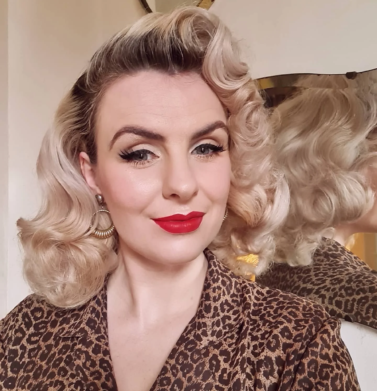 2. Klassische voluminöse Pin-Up-Locken (Vintage-Locken-Frisuren)