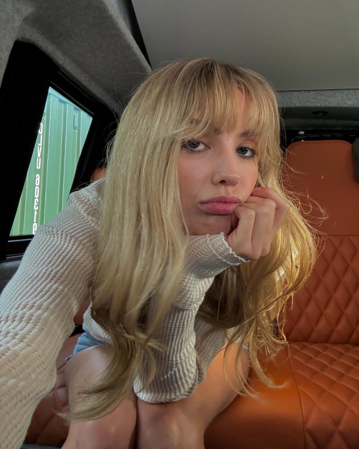 2. Kühles blondes Balayage mit gefiedertem Pony (langes Haar mit zarten Fransen)