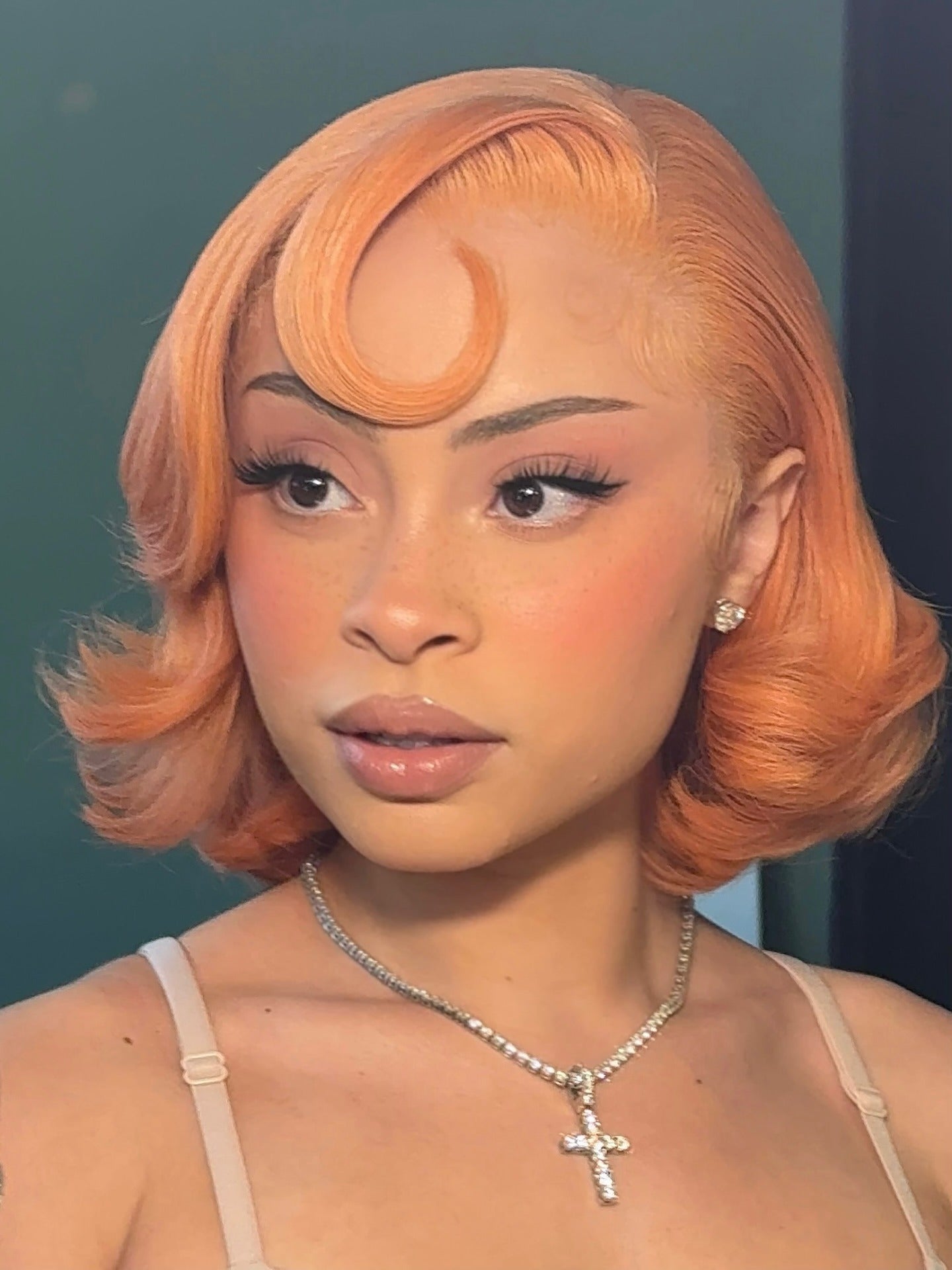 2. Kupfer -Retro -Wellen mit geformten Locken (Baddie Frisuren)