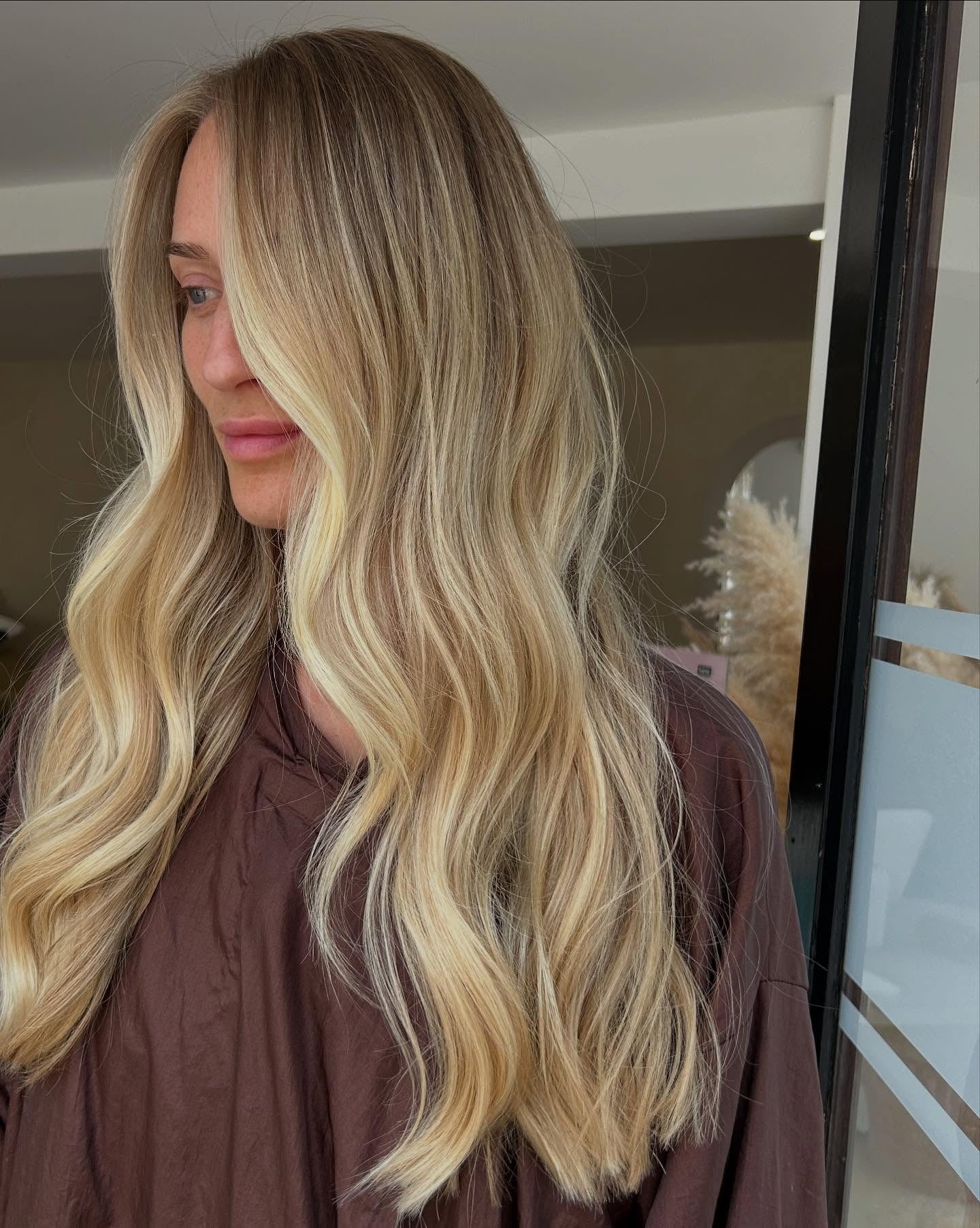 2. cremige blonde Wellen mit subtilen Highlights (langblondes Haar)