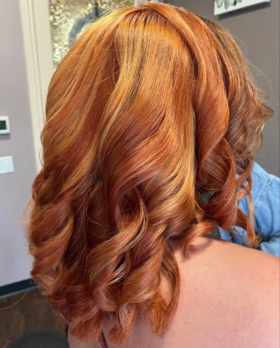 2. Curled Burnt Orange Bob mit goldenem Band (Rothaarige Haare mit Highlights)
