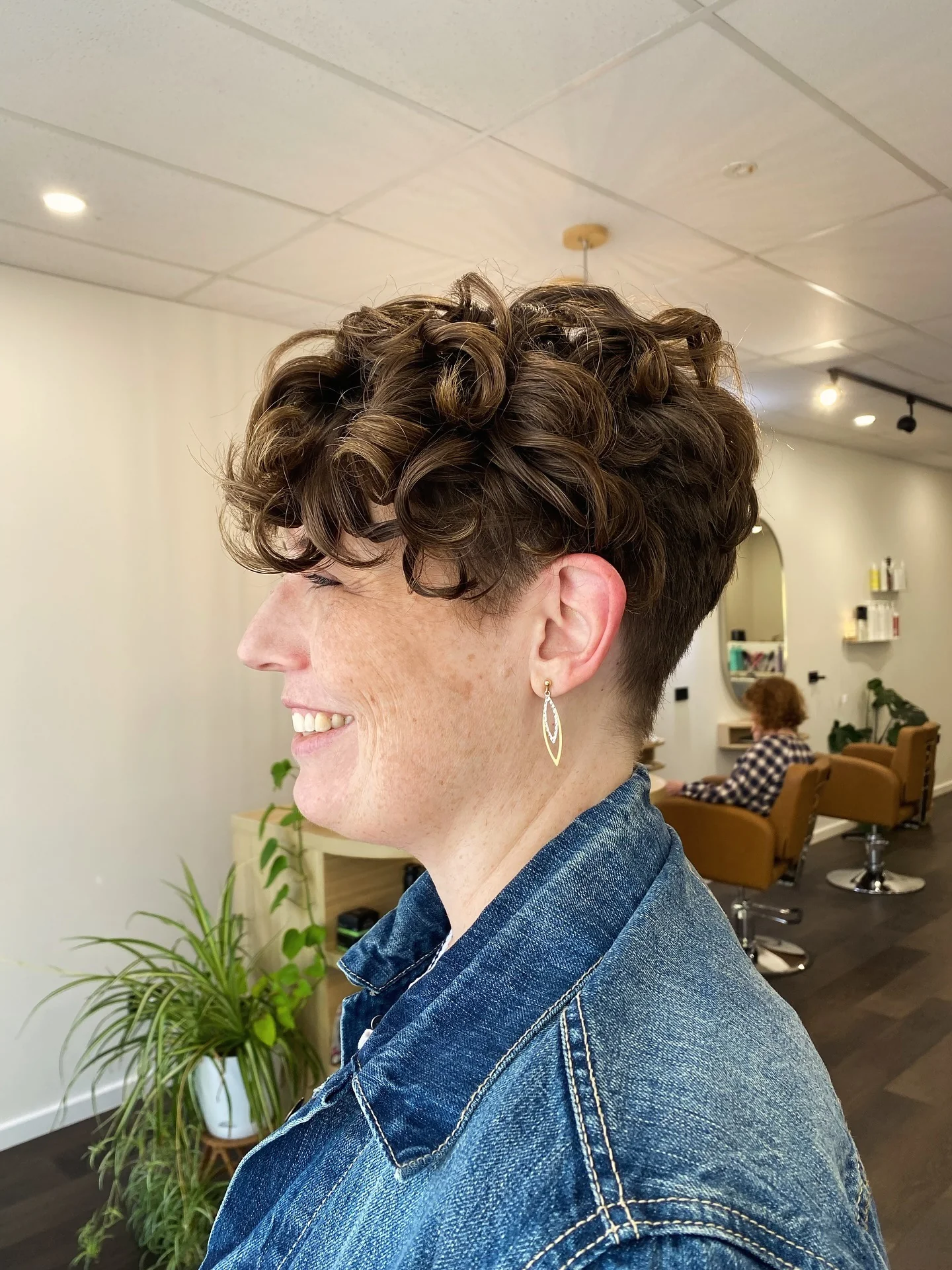 2. Curly Undercut Crop in Natural Brunette (kurze lockige Frisuren)