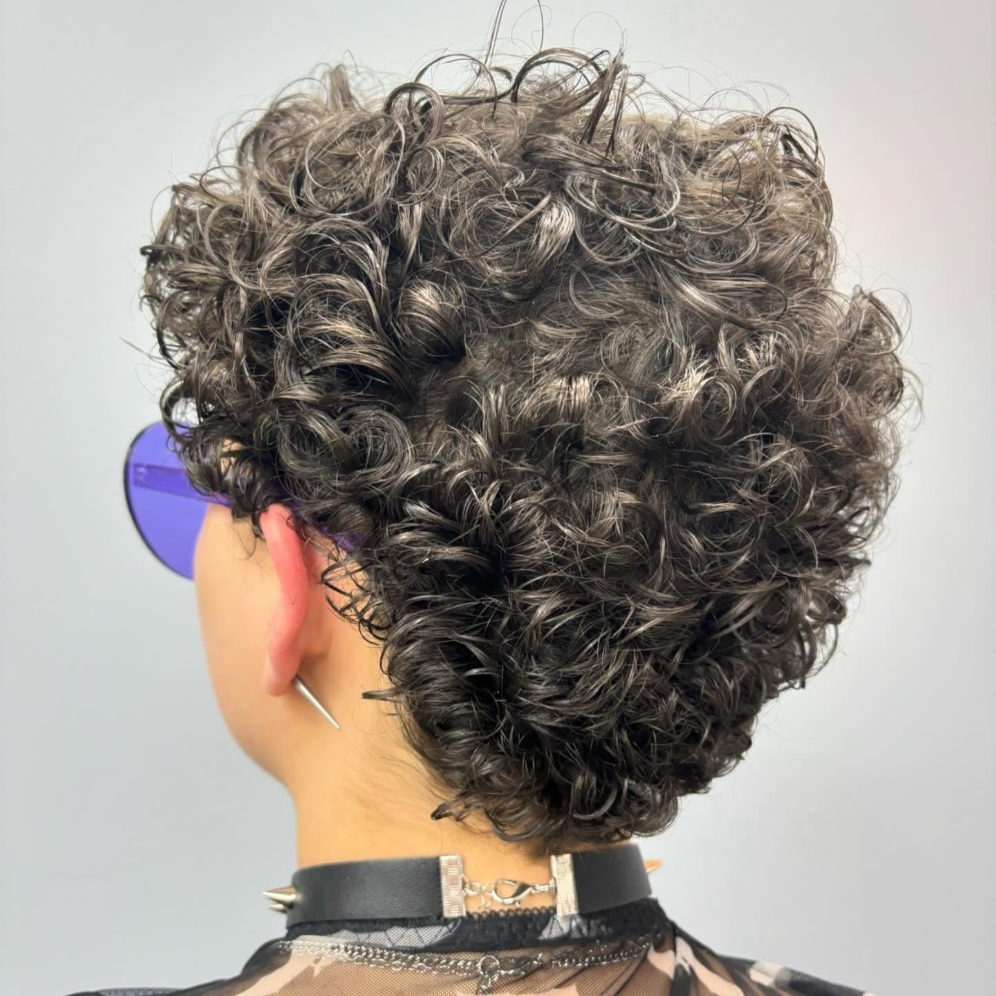 2. Lockiger Pixie in dunklem Espresso mit Volumen (Curly Pixie-Frisuren)