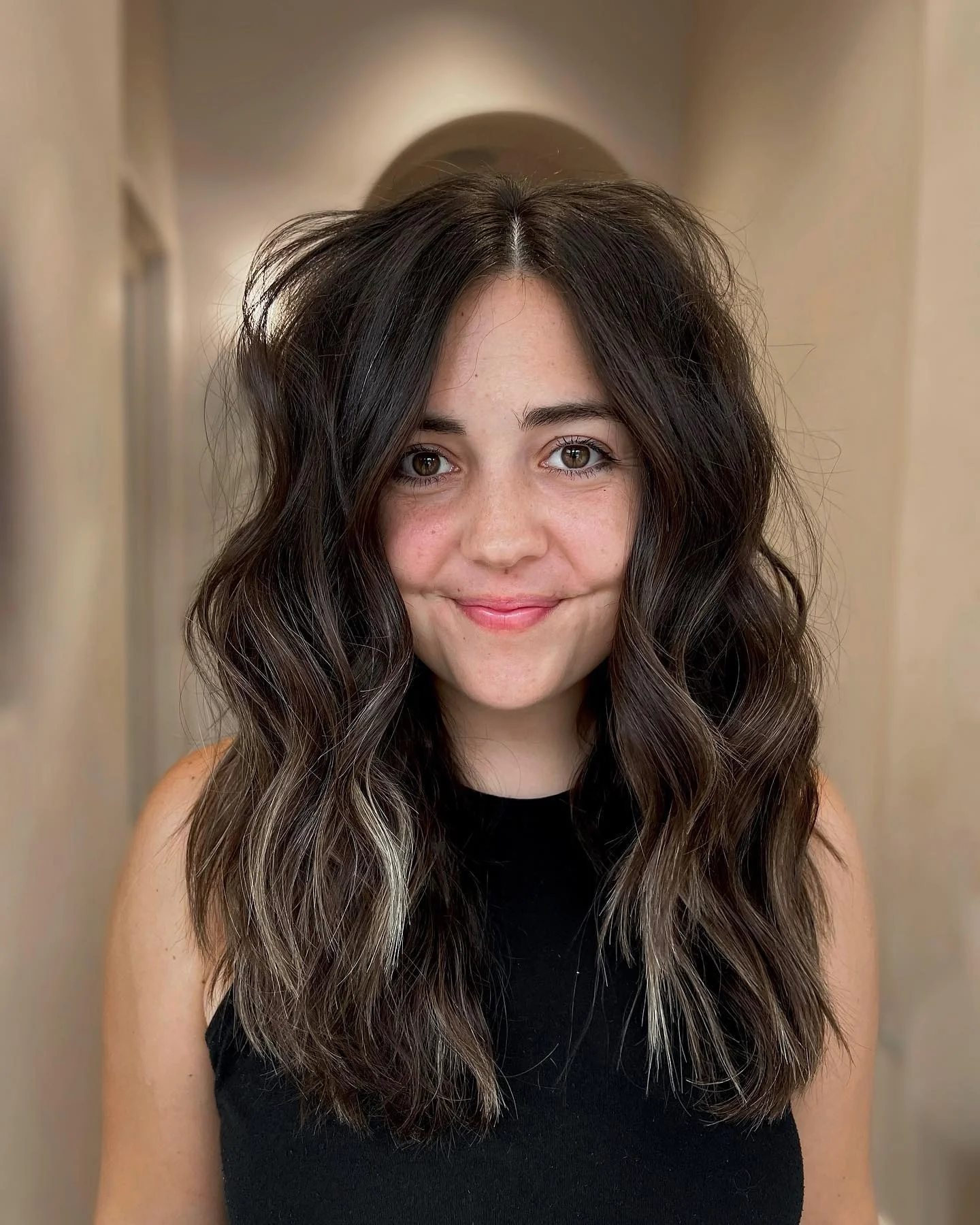 2. Tousle in dunklem Espresso mit Highlights, die das Gesicht umrahmen (Tousled Hairstyles)