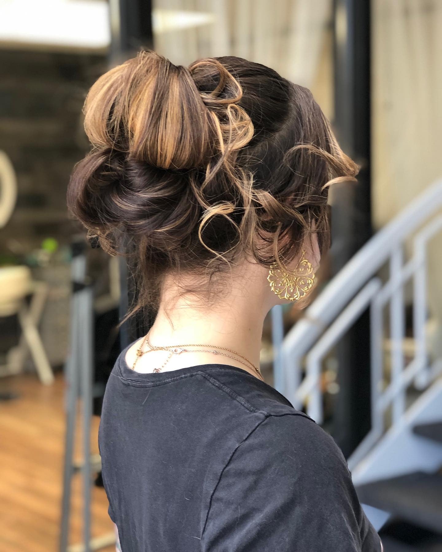 2. Dimensional Brunette Curled Bun (Messy Bun-Frisuren)