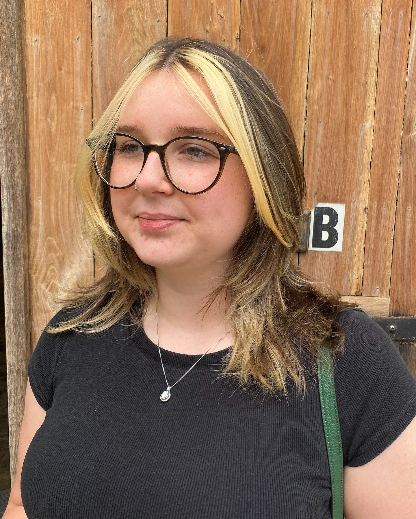 2. Blonde mit Gesichtsfrüchten auf geschichteten brünetten Haaren (mittelgroße Frisuren)