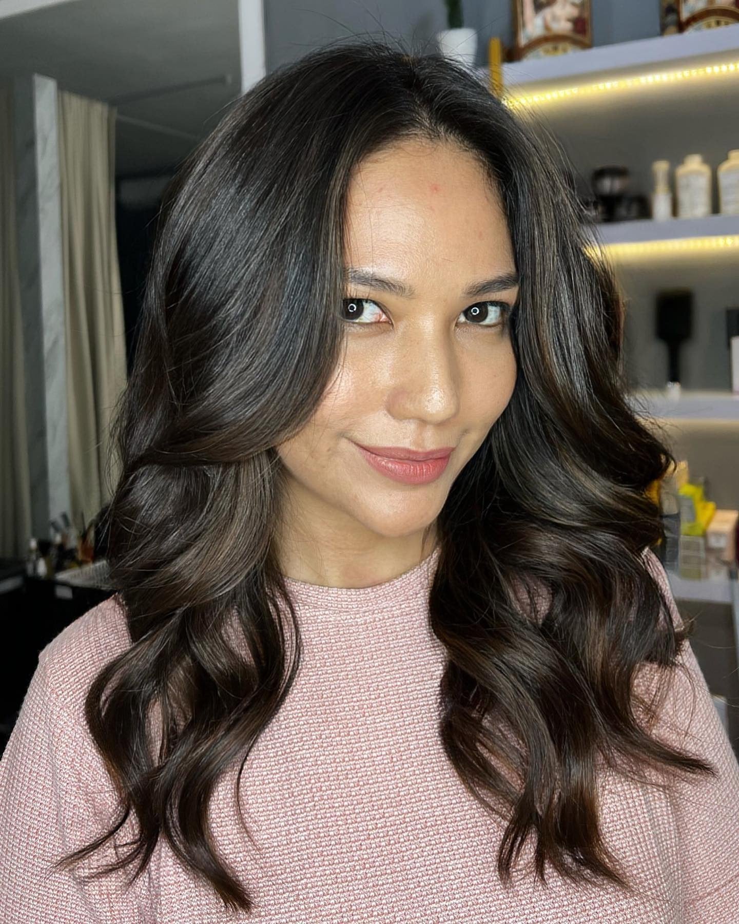 2. Gesichtsrammend dunkle Schokoladen Locken (Balayage dunkelbraune Haarfarbe)