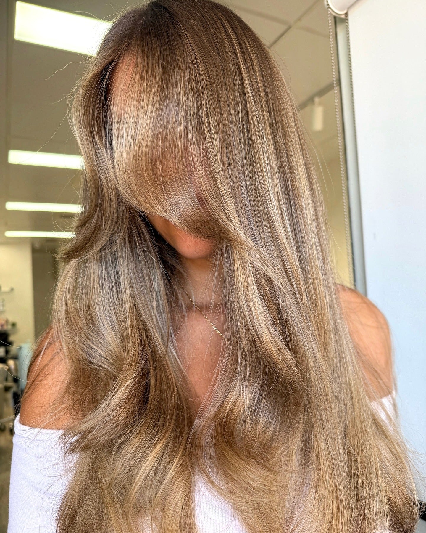 2. Gesichtsrahmende Schichten mit hellbraunen und goldenen Akzenten (extra lange Schichten)