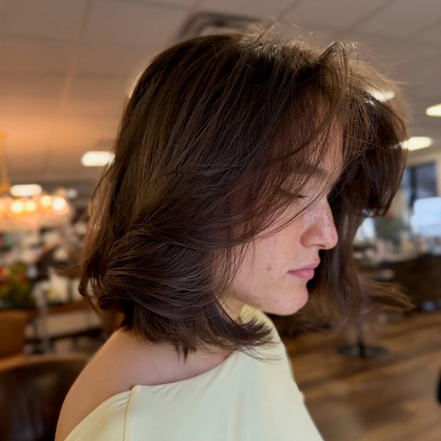 2. Gefiederter Schoko-Bob mit luftigen Stufen (Bouncy Bob Hair)