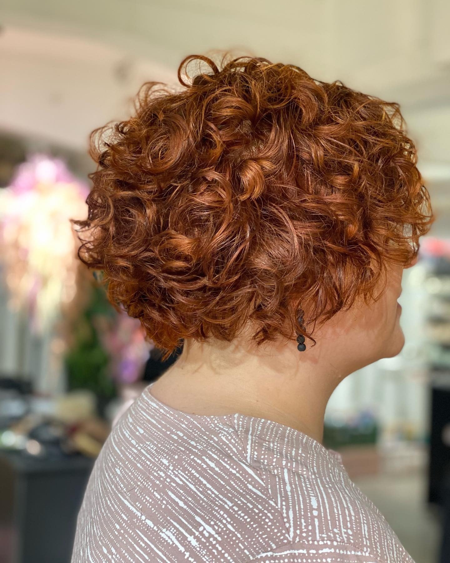 2. Feury Kupfer strukturierte lockige Bob (Curly Bob Frisuren)