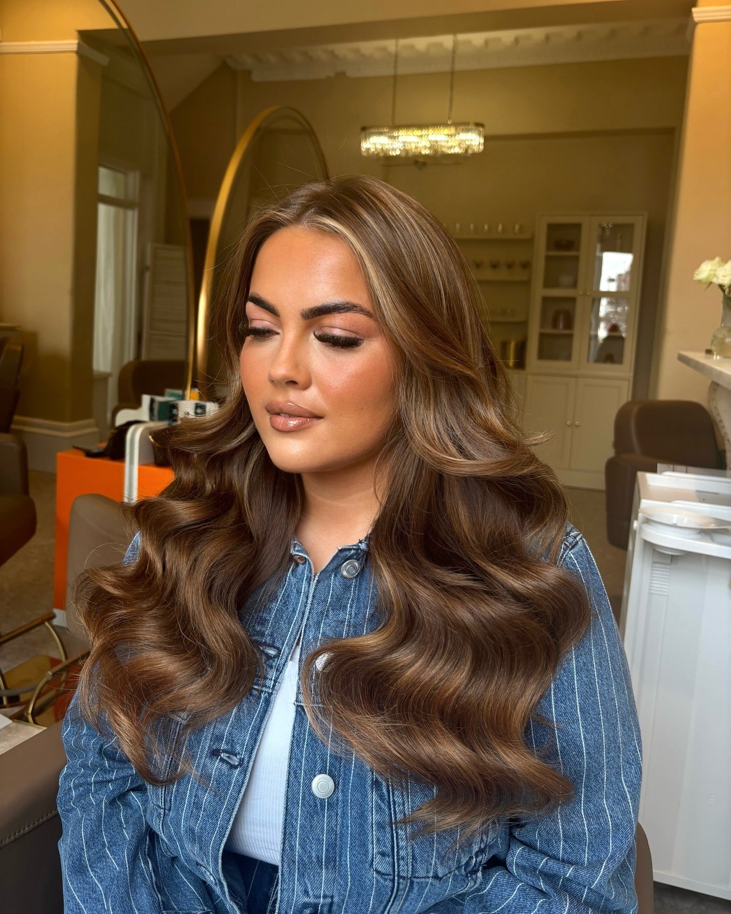 2. Glamouröse Kastanien -Hollywood -Wellen (Geburtstagsfrisuren)