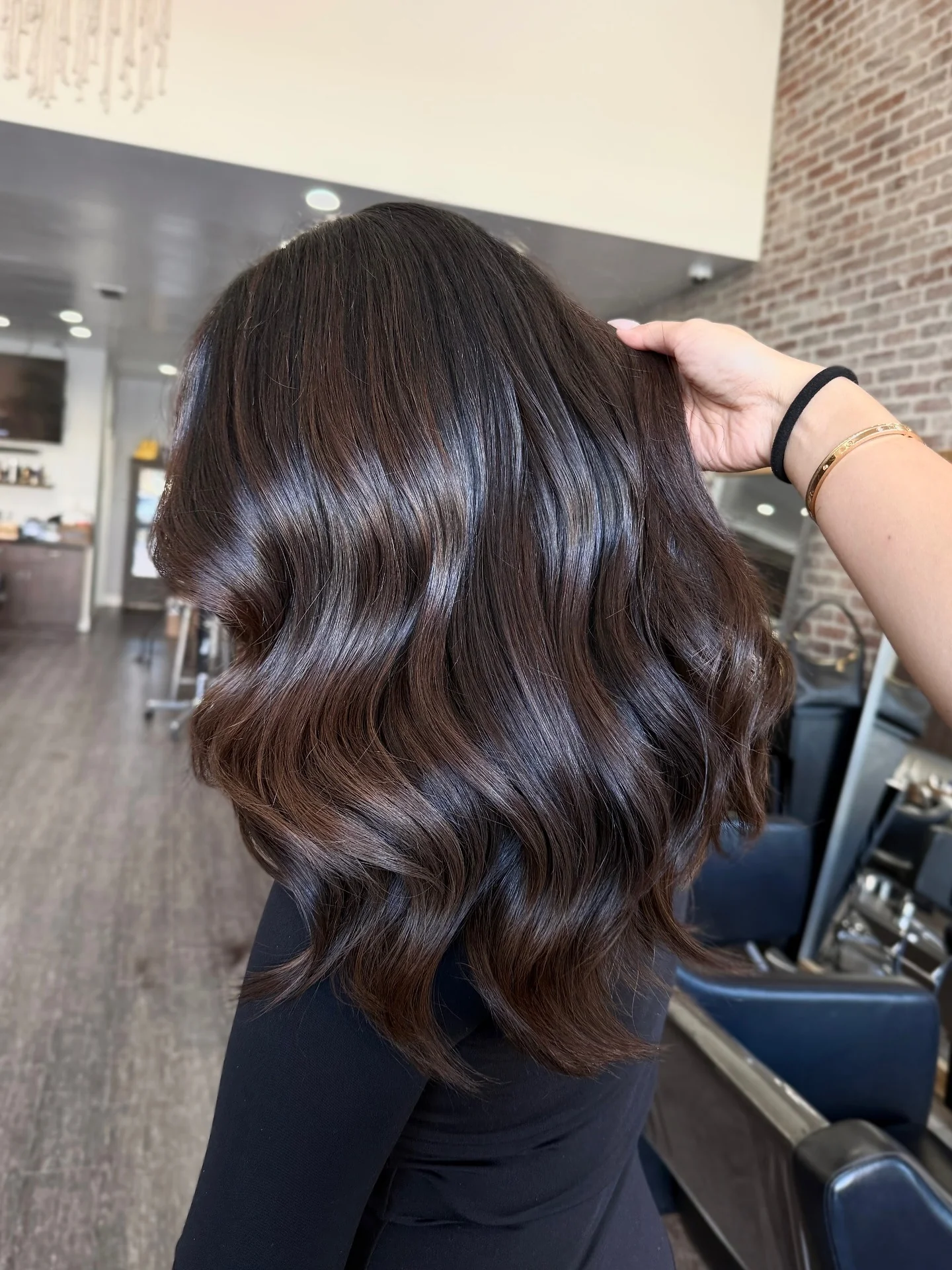 2. Glänzende schokoladenbraune Wellen mit subtiler Dimension (schokoladenbraunes Haar mit Highlights)