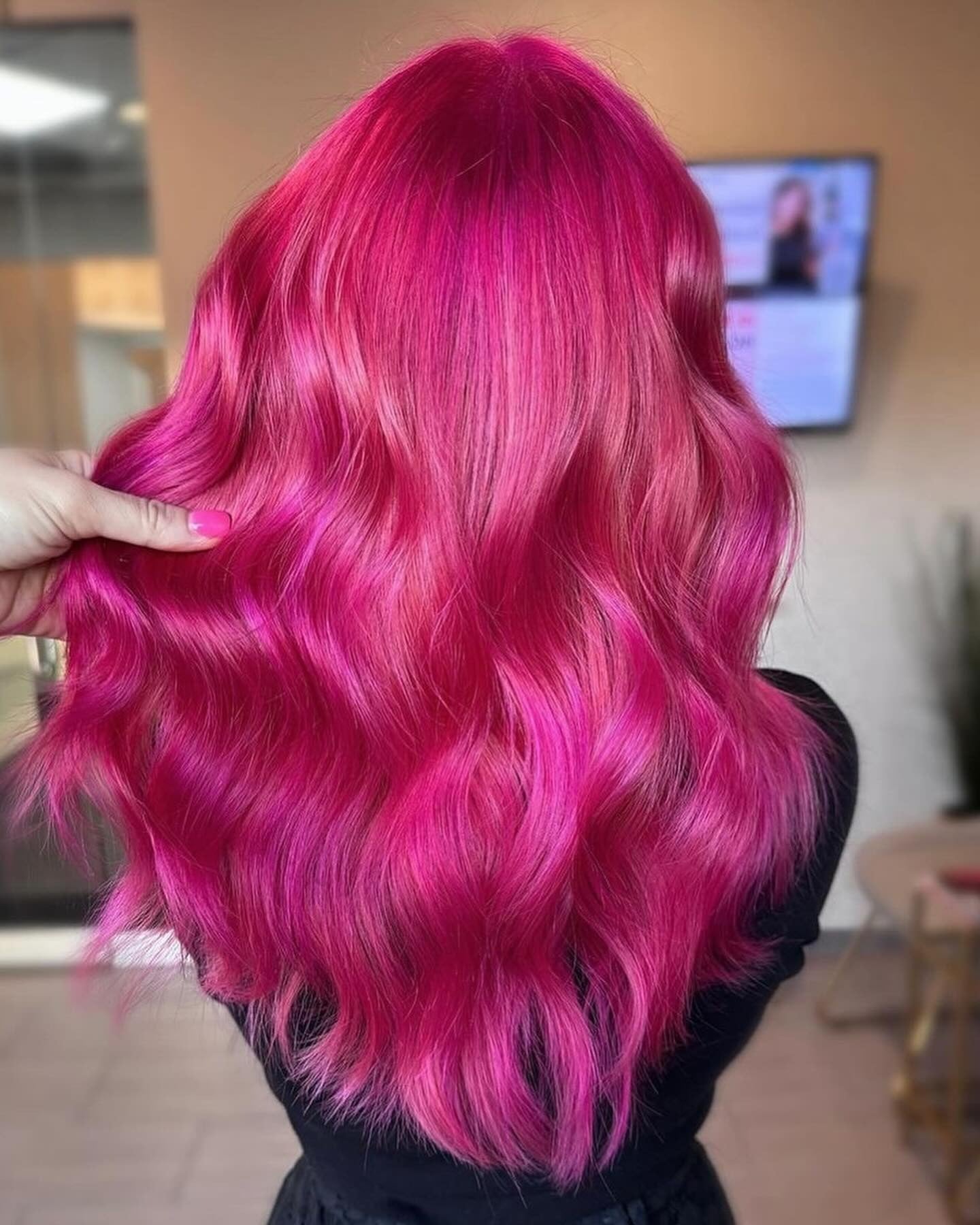 2. Glossy Fuchsia Waves (Pink -Haarfarbe)