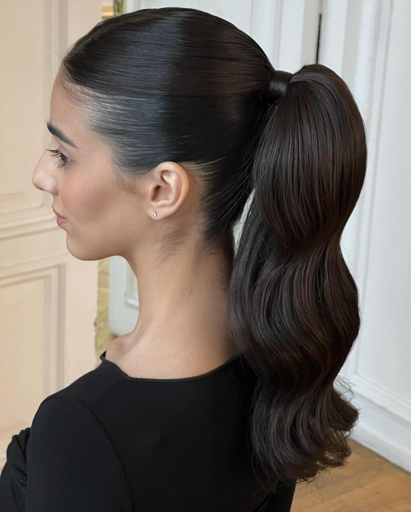 2. Glänzender schwarzer, schlanker Pferdeschwanz (schlanke Frisuren)