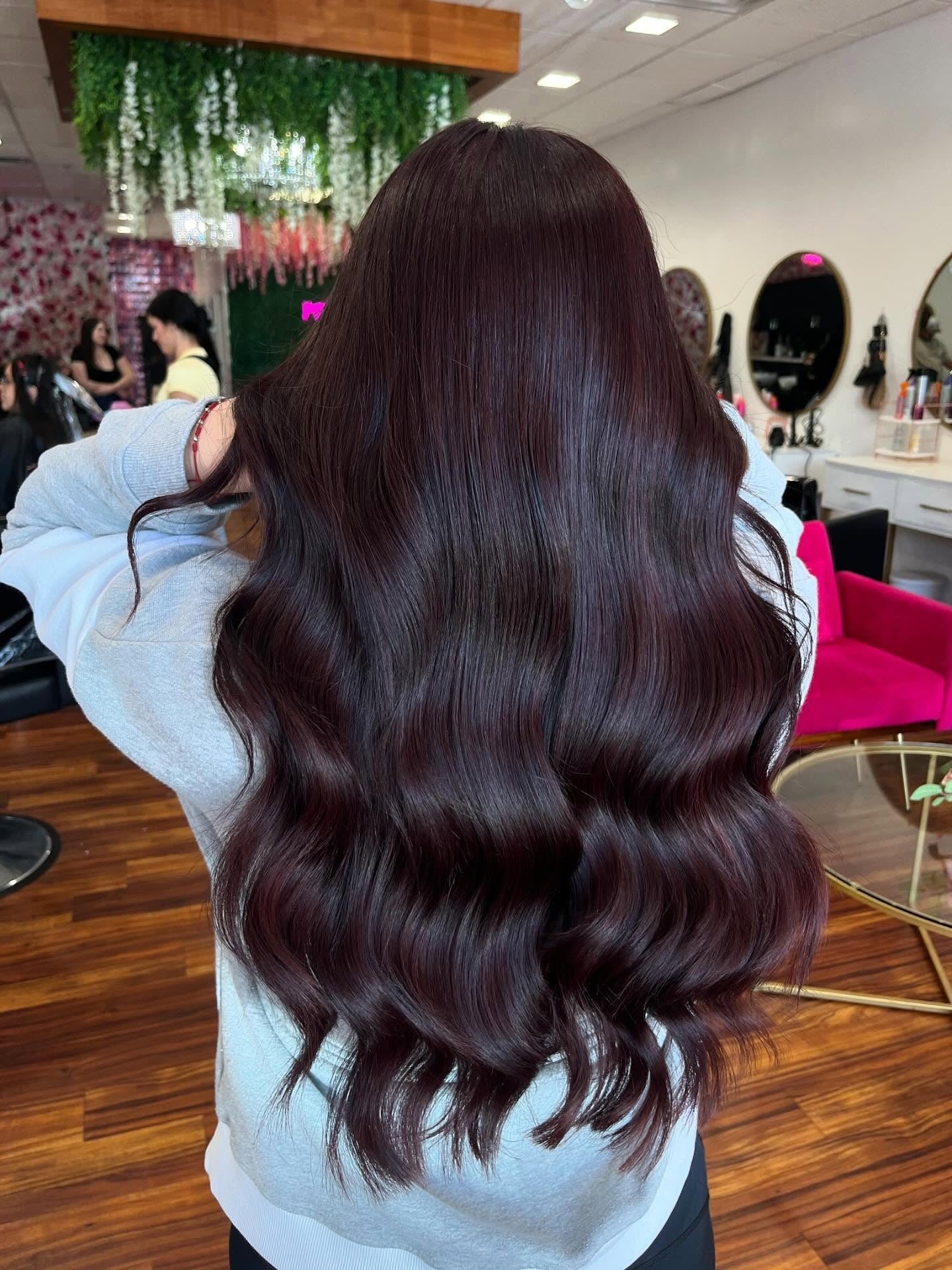 2. Glossy Merlot Waves (Tiefburgunderrote Haarfarbe)