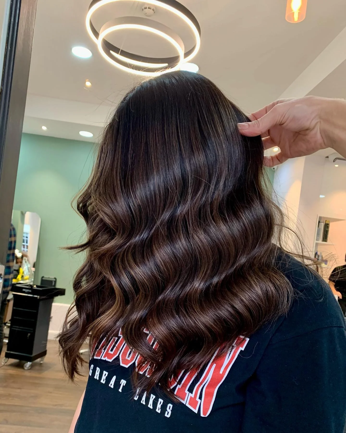 2. Glänzende mittellange Wellen mit Espresso Balayage Melt (Dunkelbraunes Balayage)