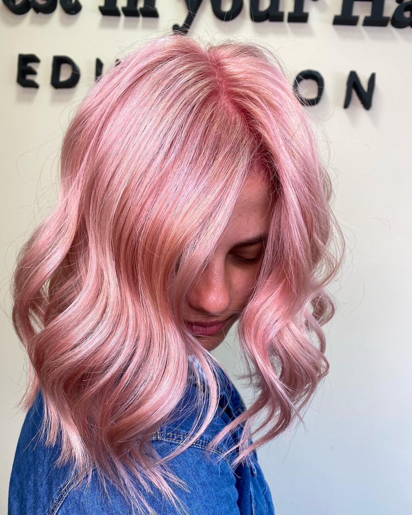 2. Glossy Pink Rosenwellen auf stumpfem Mittelschnitt (roségoldhaarige Farbe)