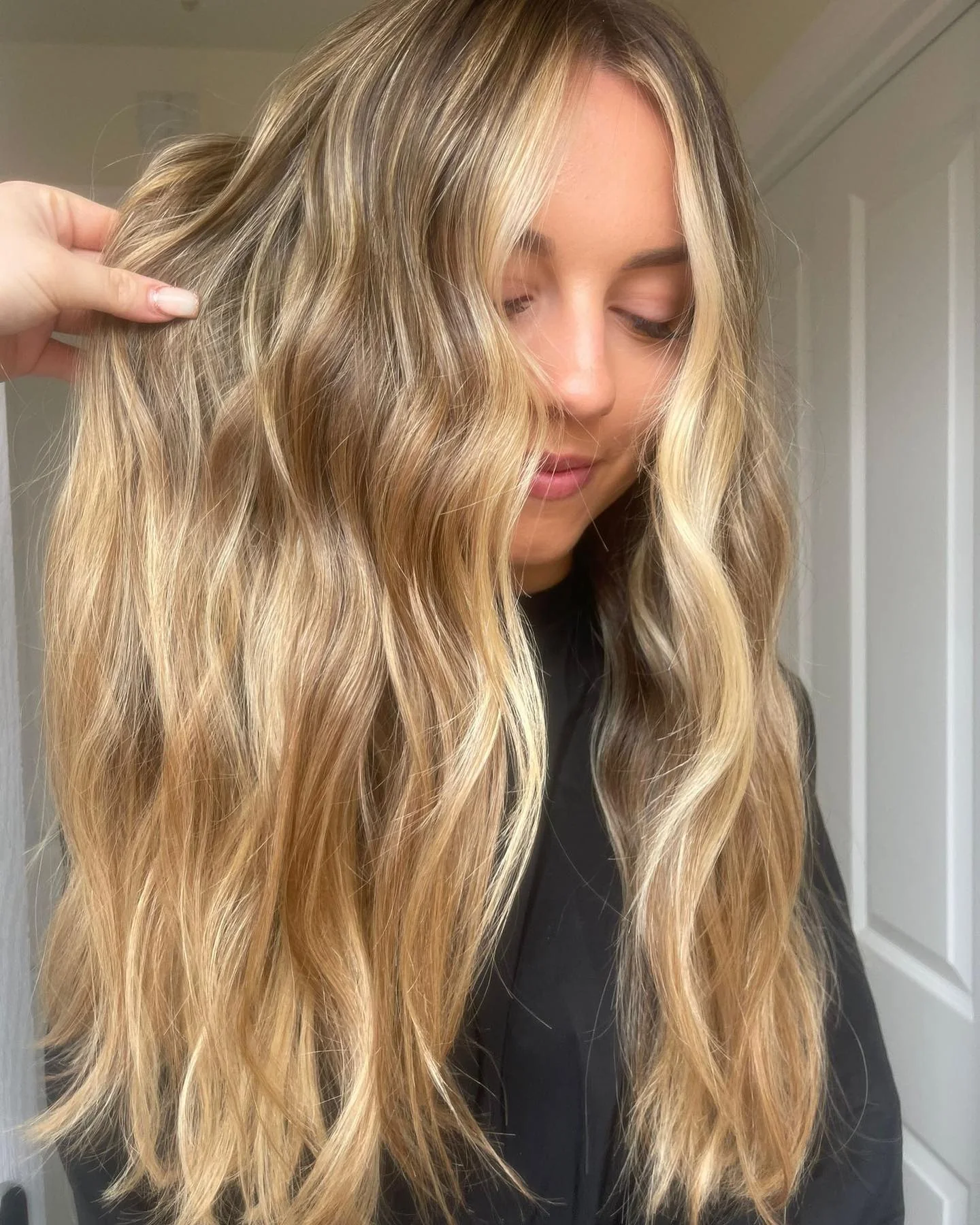 2. Golden Beige Balayage mit Lived-In-Textur (Goldene Karamell-Haarfarbe)