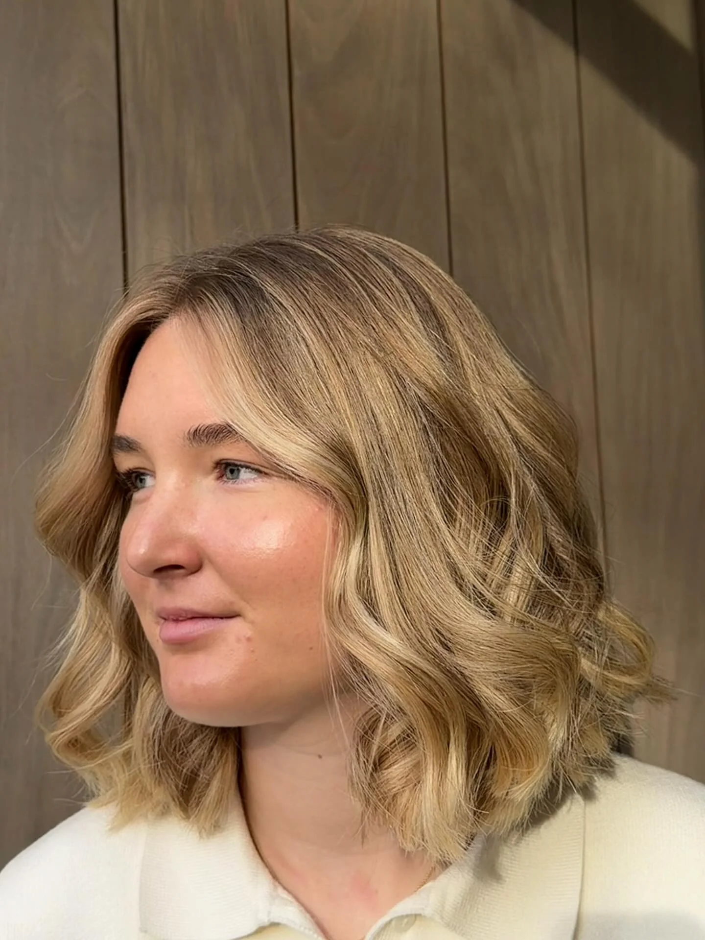 2. Golden Beige Wavy Bob mit Mittelscheitel (Wavy Bob Hair)