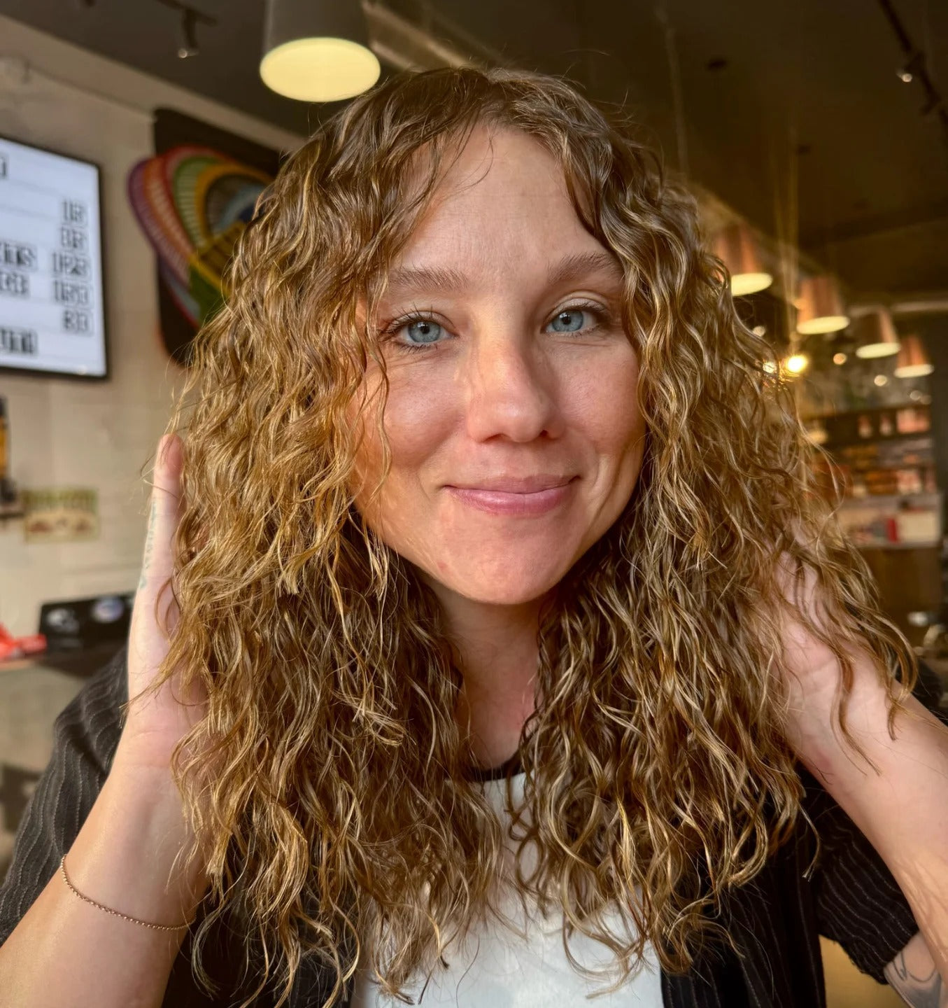 2. Golden Brown Lose Perm mit natürlicher Definition (Perm Frisuren)