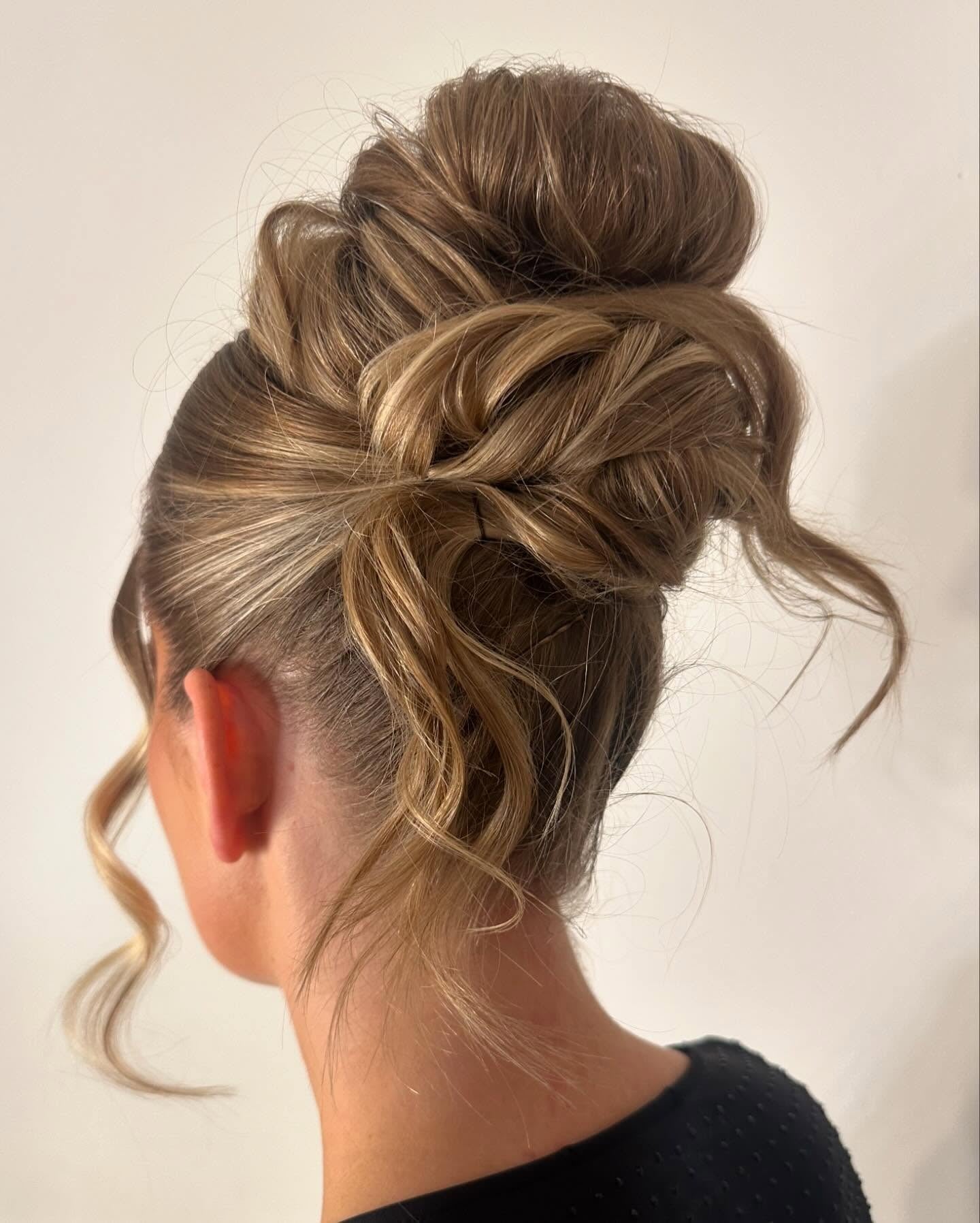 2. Golden Caramel Twisted High Bun (mittellanges Haar, unordentliche Hochsteckfrisur)