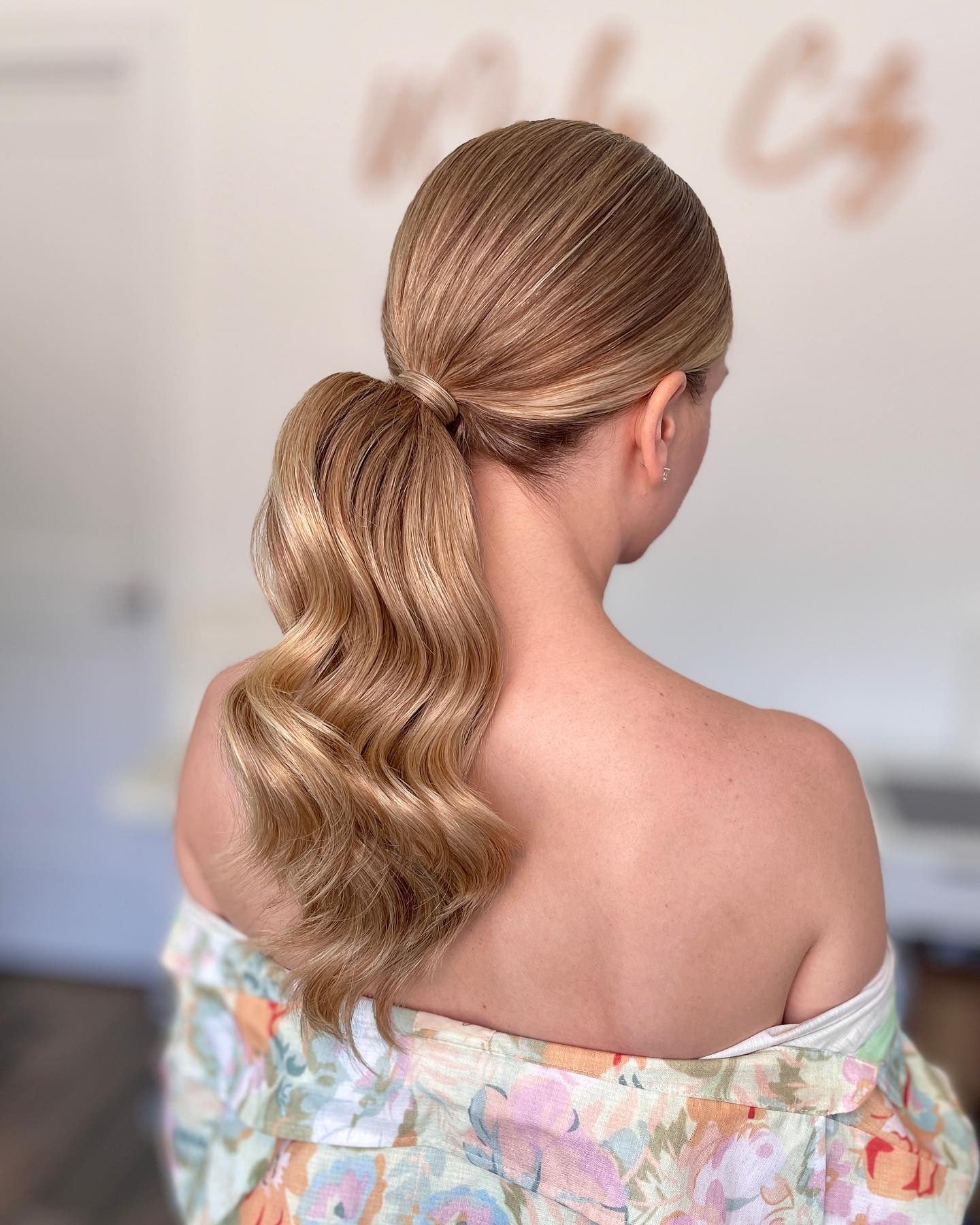 2. Golden Caramel Wave Pferdeschwanz (schlanker, niedriger Pferdeschwanz)