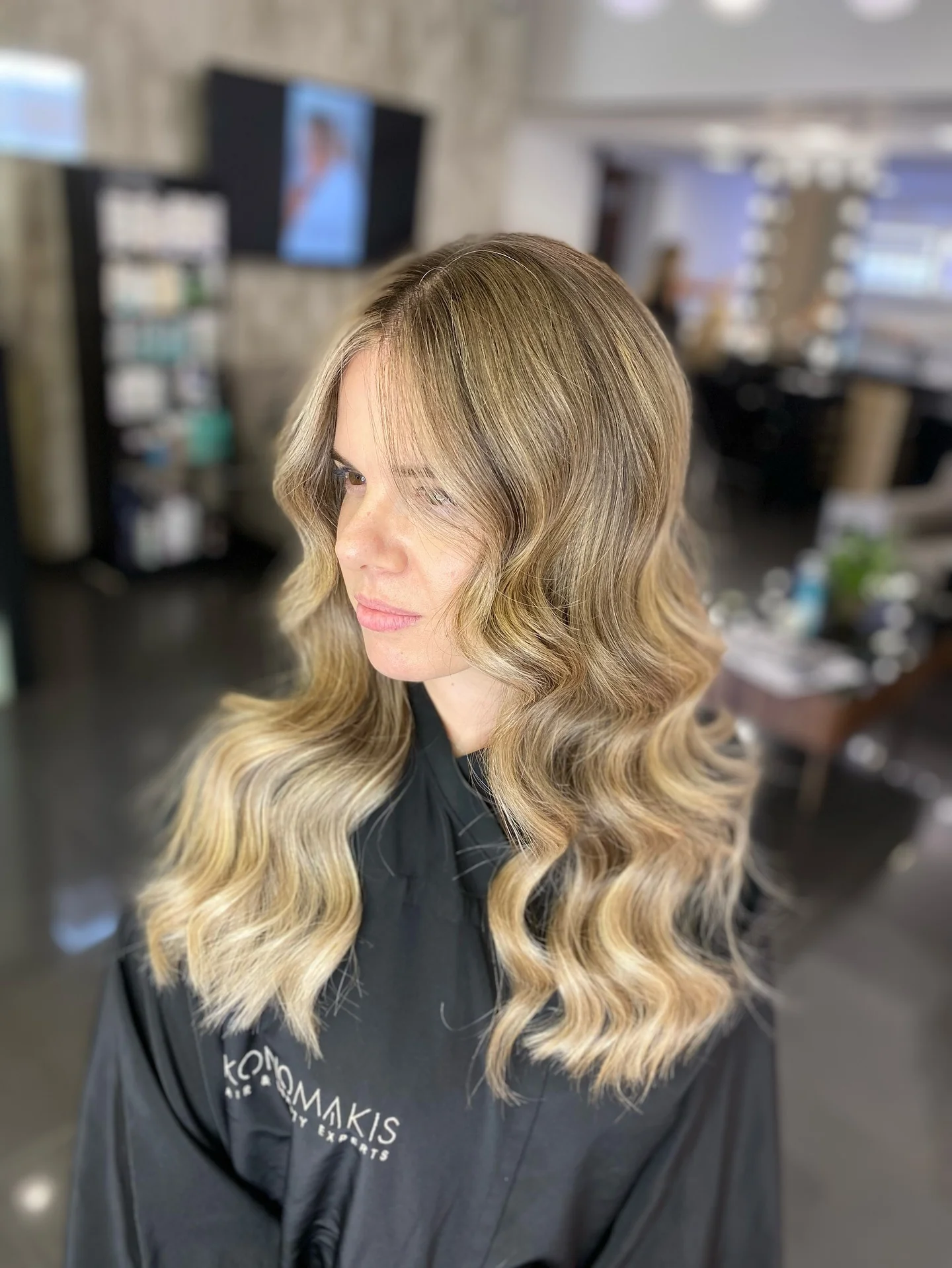 2. Goldene Karamellwellen mit heller Dimension (Karamell-Haarfarbe)