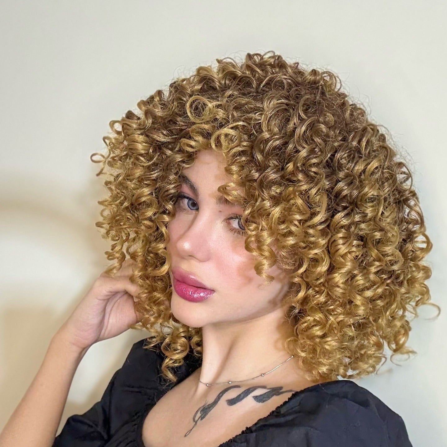 2. Goldener Korkenzieher-Bob mit glänzender Definition (lockiges, flauschiges Haar)