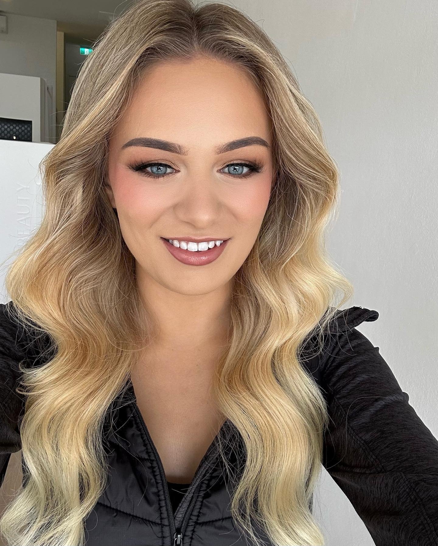 2. Goldene Hollywood -Wellen mit Wurzelschmelzmischung (Glamwellen Frisuren)