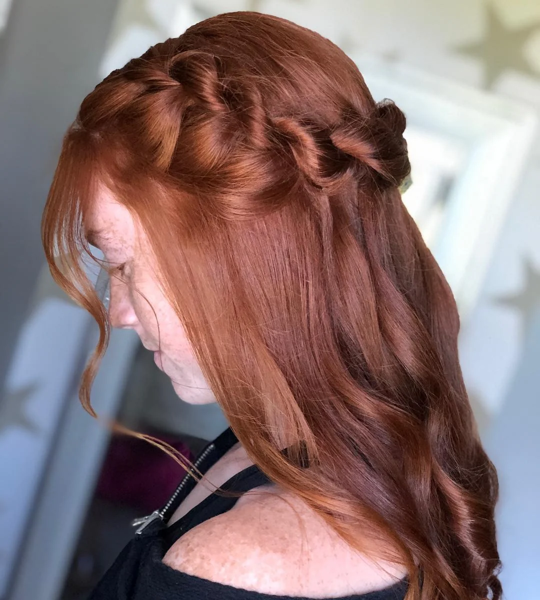 2. Half-Up Rope Twist auf sattem Kupferhaar (Seilgeflecht-Frisuren)