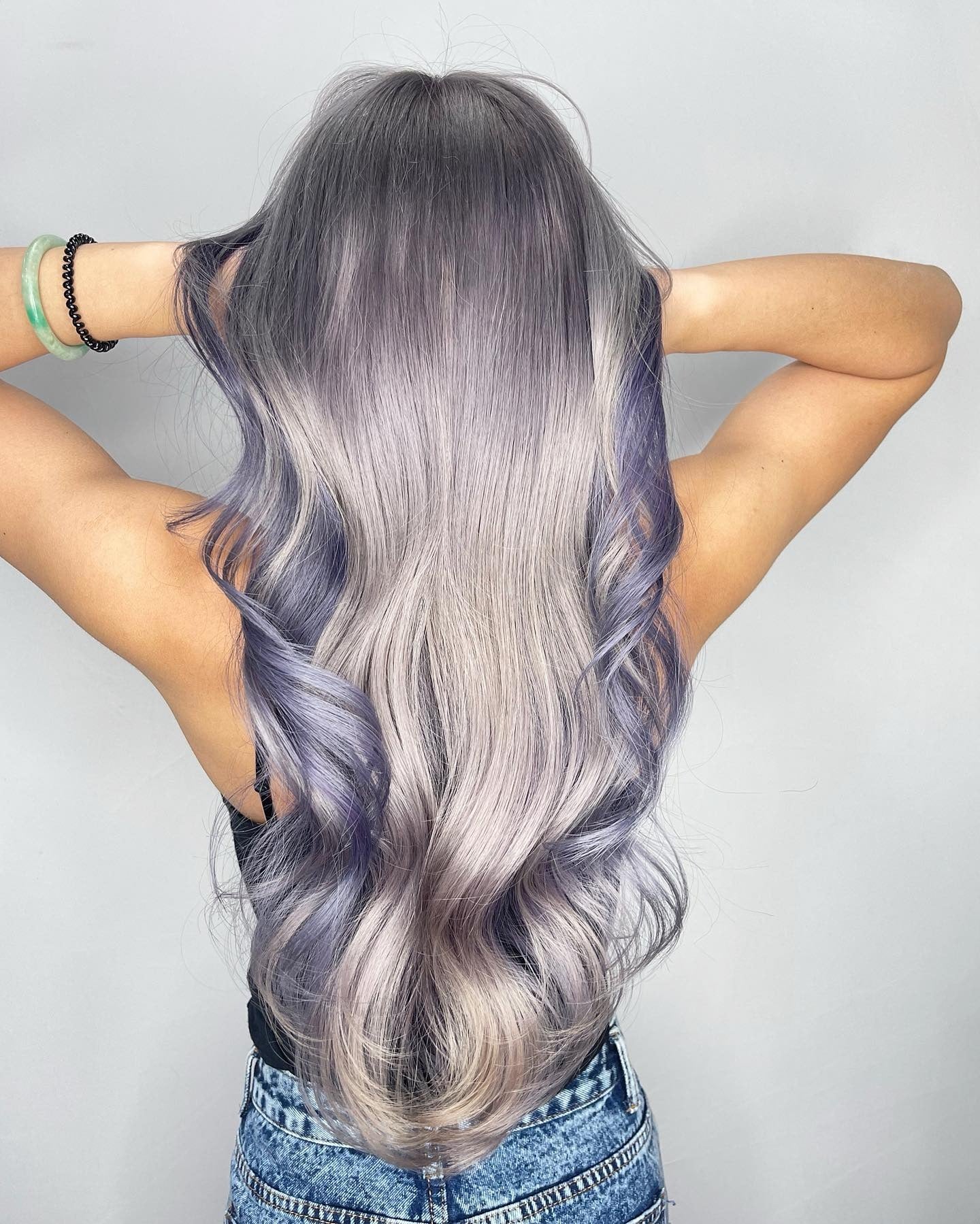 2. Icy Silver-Lavender Ombre Flow (Silber-Lavendel-Haarfarbe)