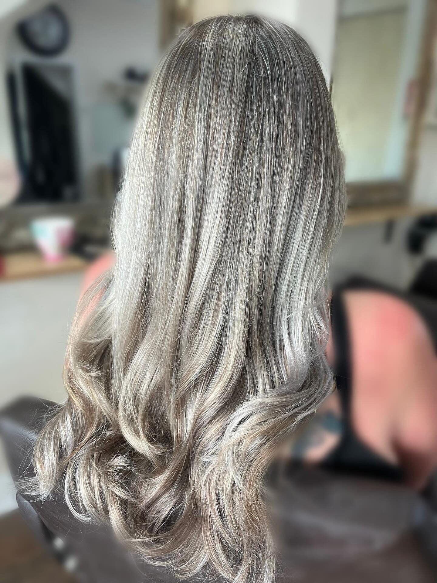 2. Eisiger Silberschmelz mit langen gefiederten Wellen (Silberhaarfarbe)