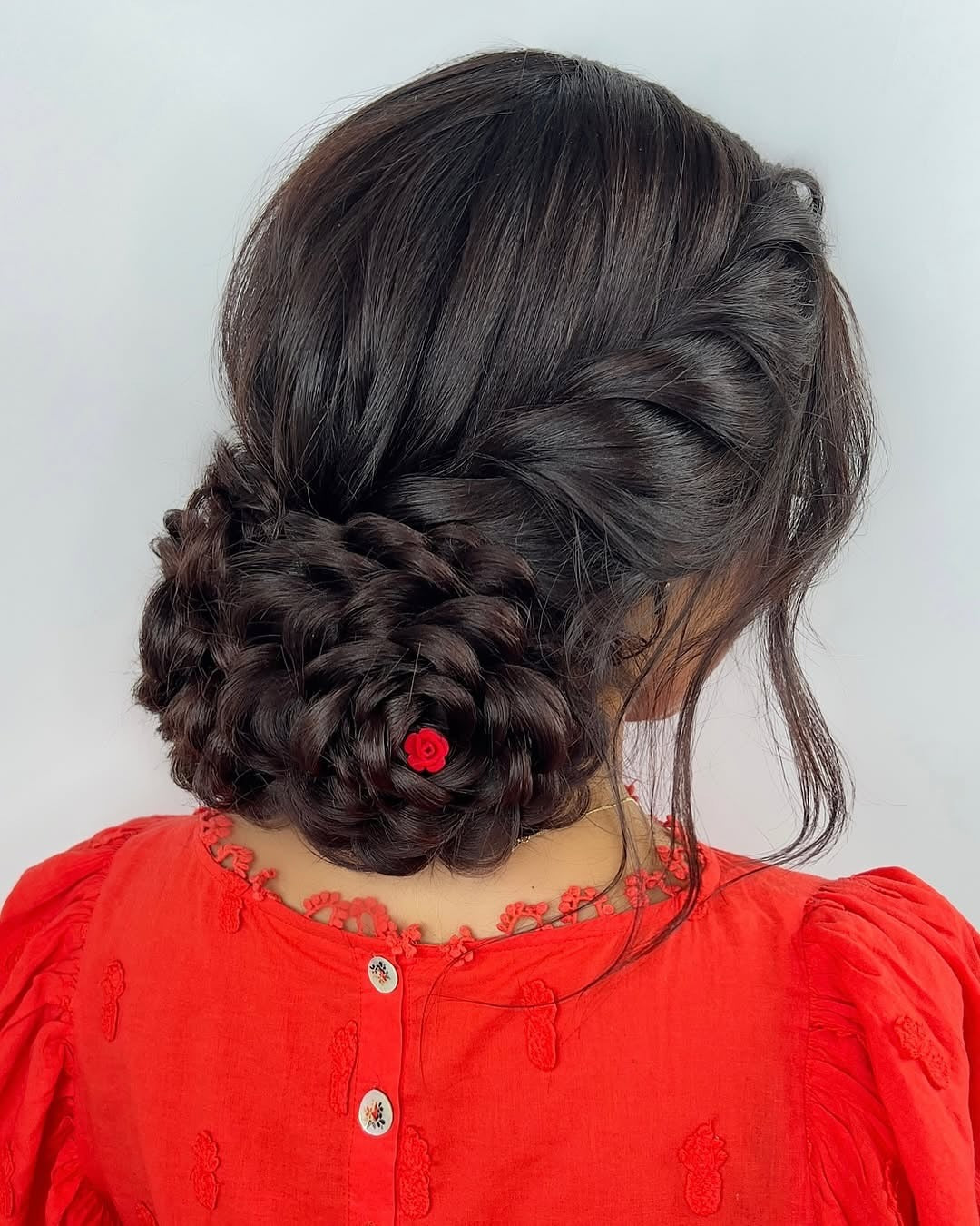 2. kompliziertes geflochtenes Brötchen auf dunklem Brünettenhaar (Herbstfrisuren)