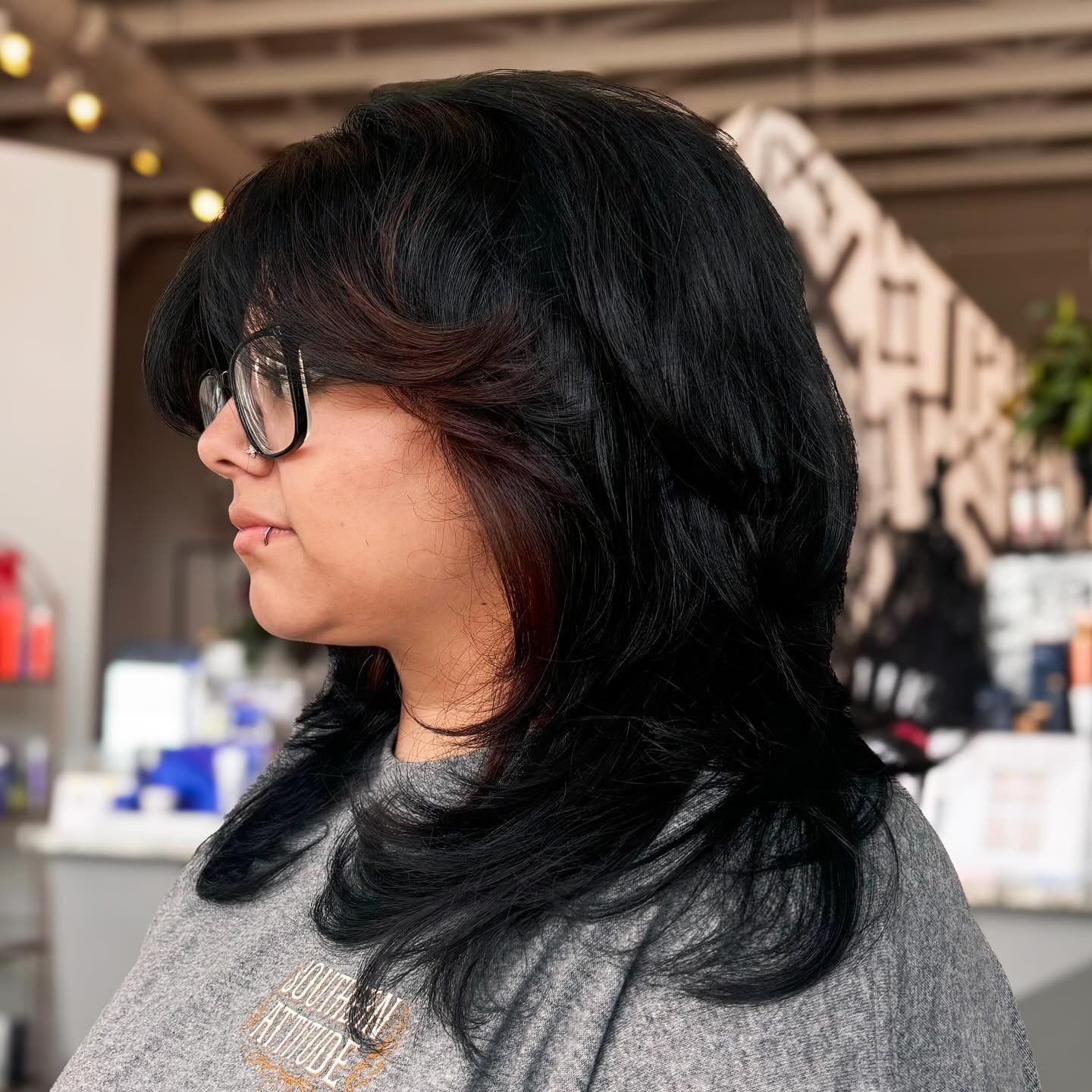 2. Jet Black Layered Wolf Cut mit Volumenknalls (Wolfshaarschnitte)