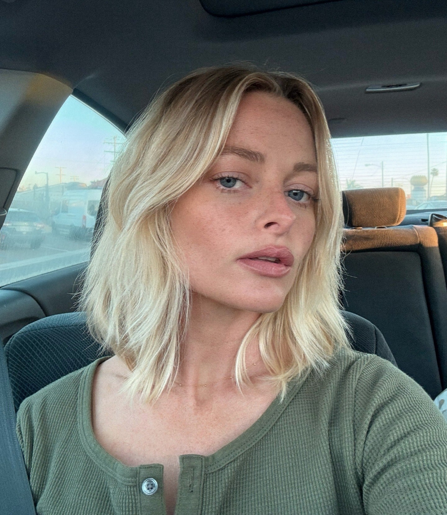 2. Layered Beachy Bob mit mittlerem Teil (mittlere Bob -Haarschnitte)