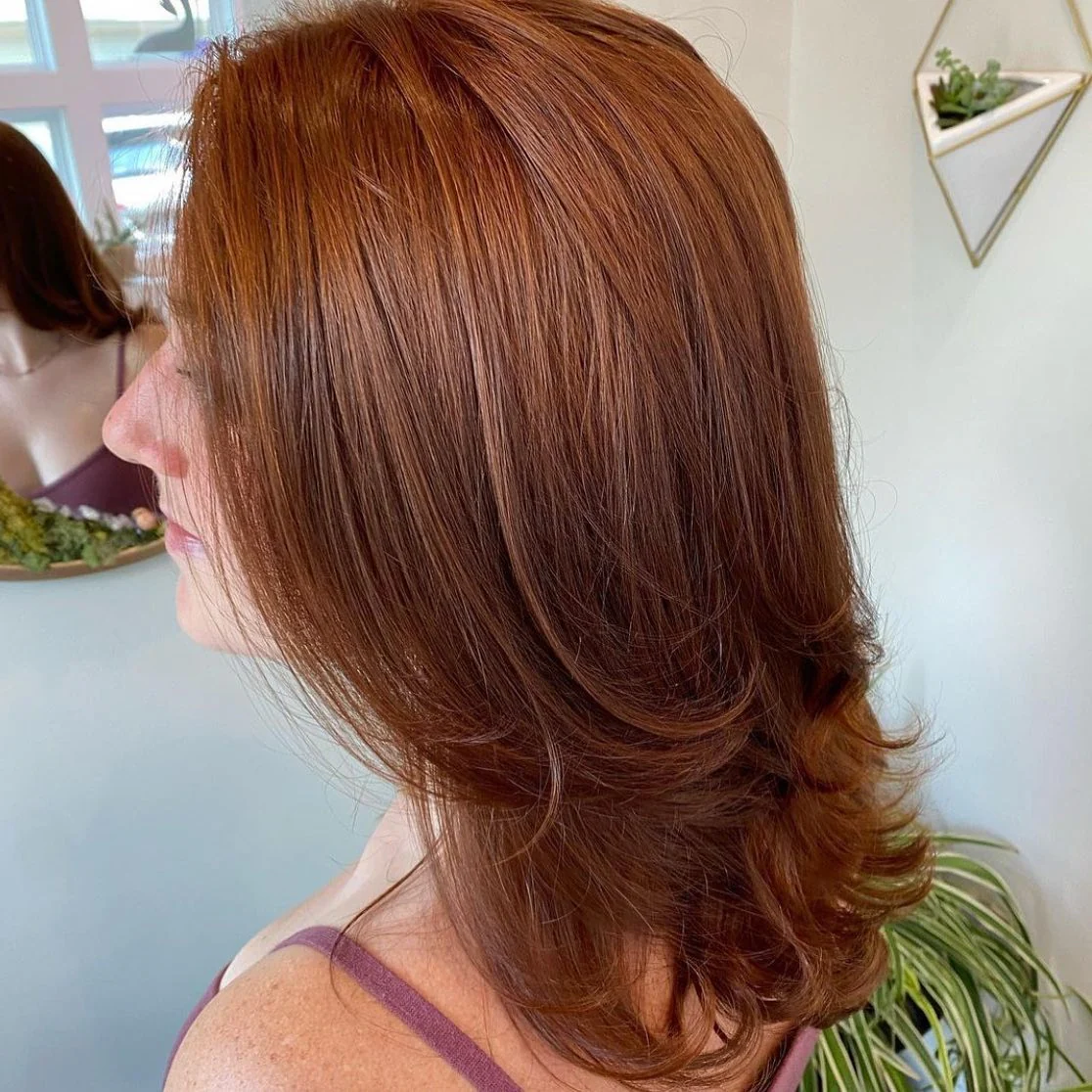 2. Layered Copper-Auburn Medium Cut (Kastanienbraune Haarfarbe)