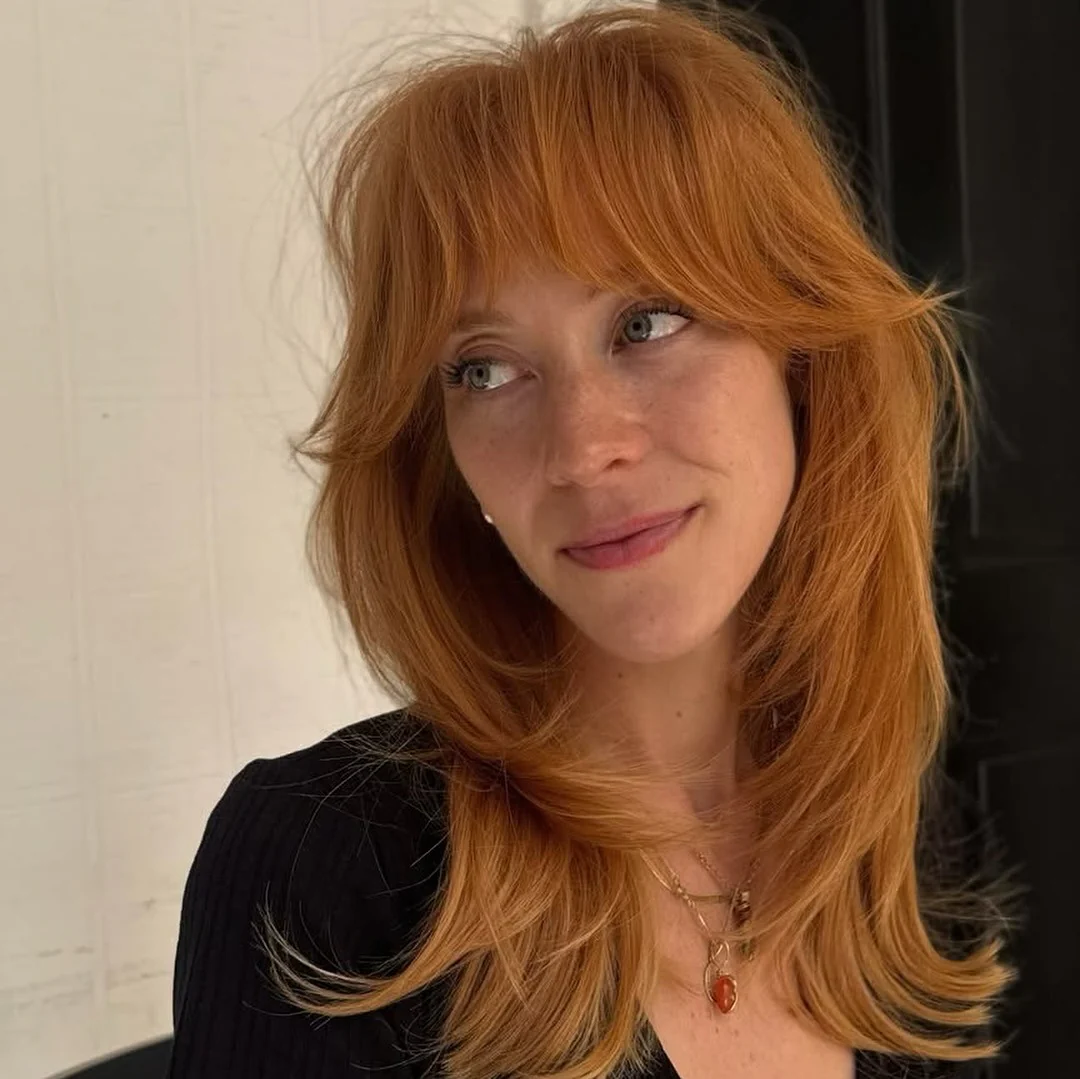 2. Layered Copper Shag mit feinem Pony (unordentlicher Fransenhaarschnitt für Frauen)