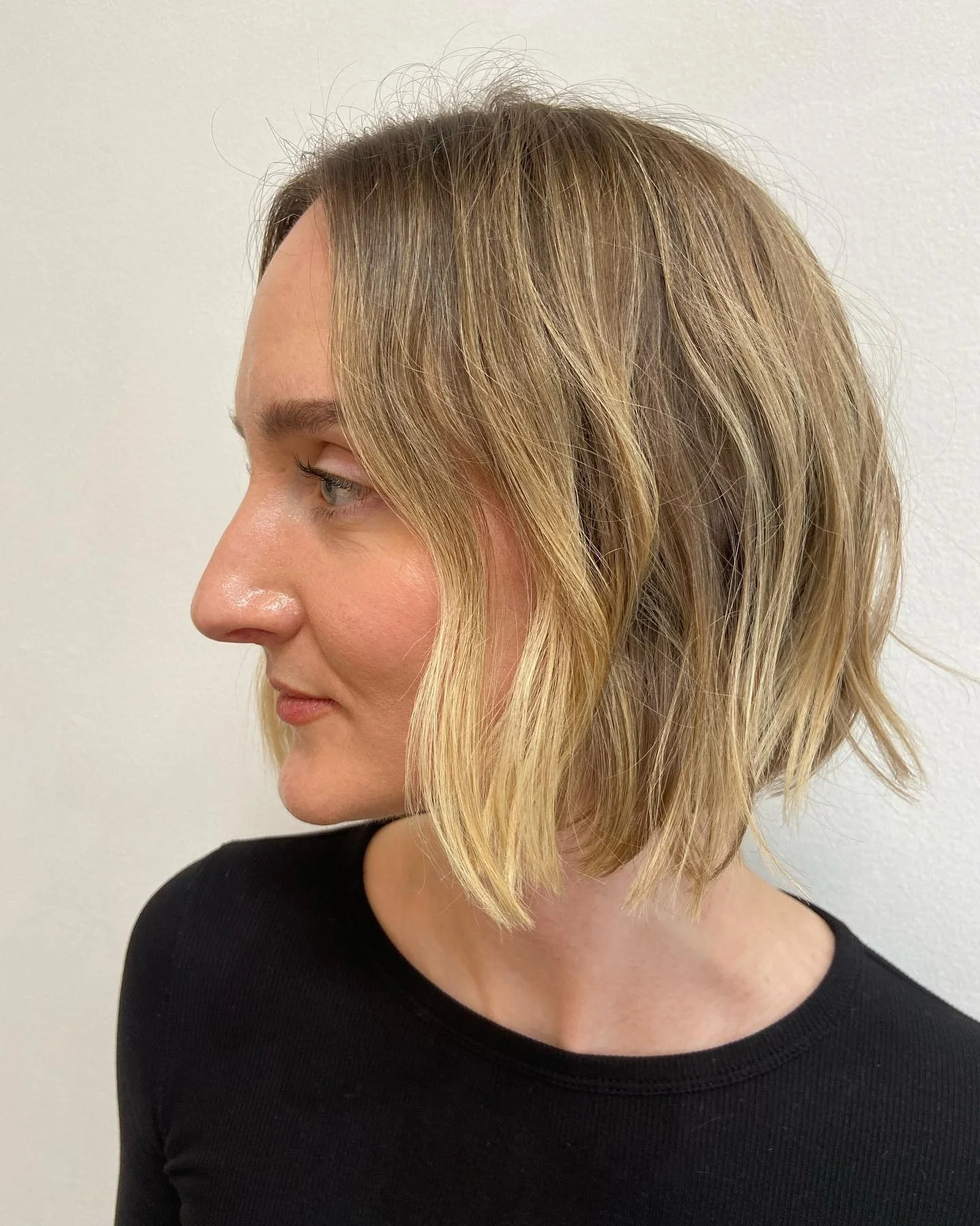 2. Abgelebter Blunt Bob mit dunkelblondem Ansatz (Blunt Bob Frisuren)