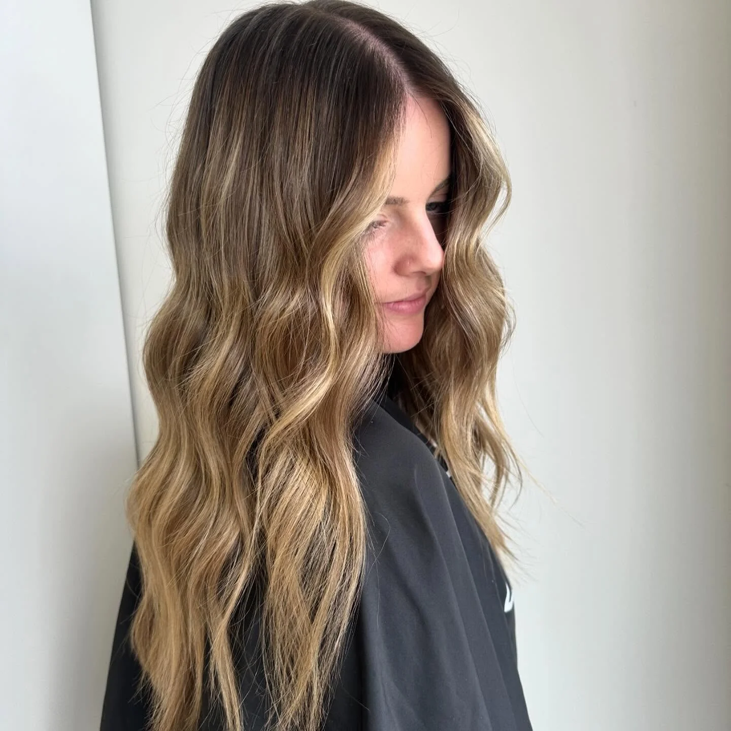 2. Eingetragenes goldbraunes Balayage mit gesichtsrahmenden Schichten (goldbraune Haarfarbe)
