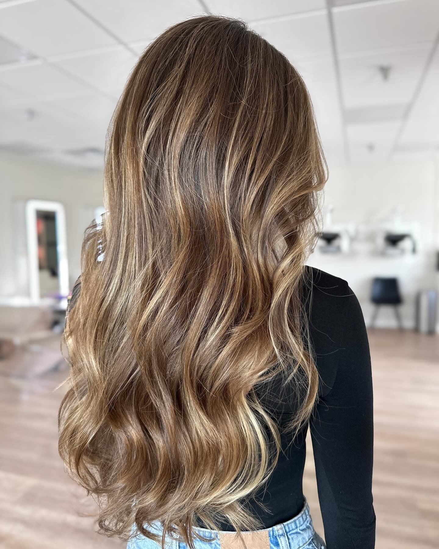 2. In leichter Mokka-Balayage gelebt (hellbraunes Haar mit Highlights)