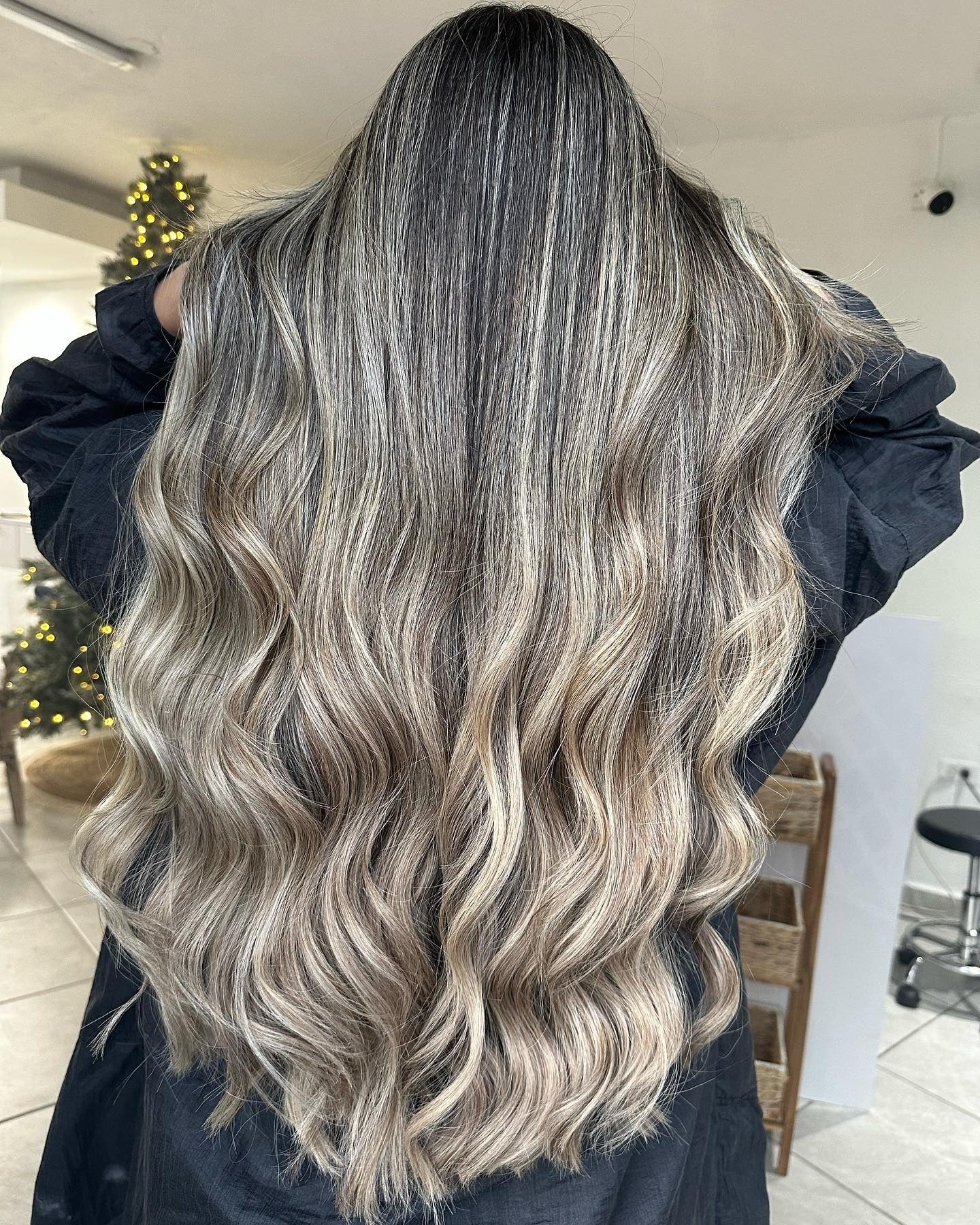 2. Langer Ascheblond schmelzen mit subtilen Wellen (Ascheblonde Balayage)