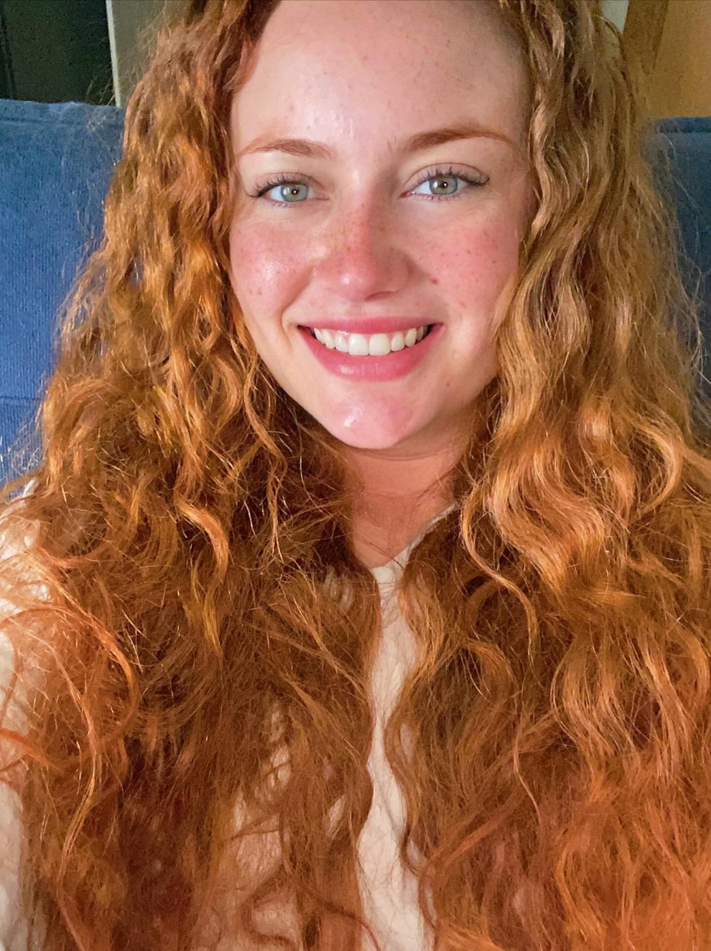 2. Lange Kupferwellen mit natürlichen Volumen (unordentliches lockiges Haar)