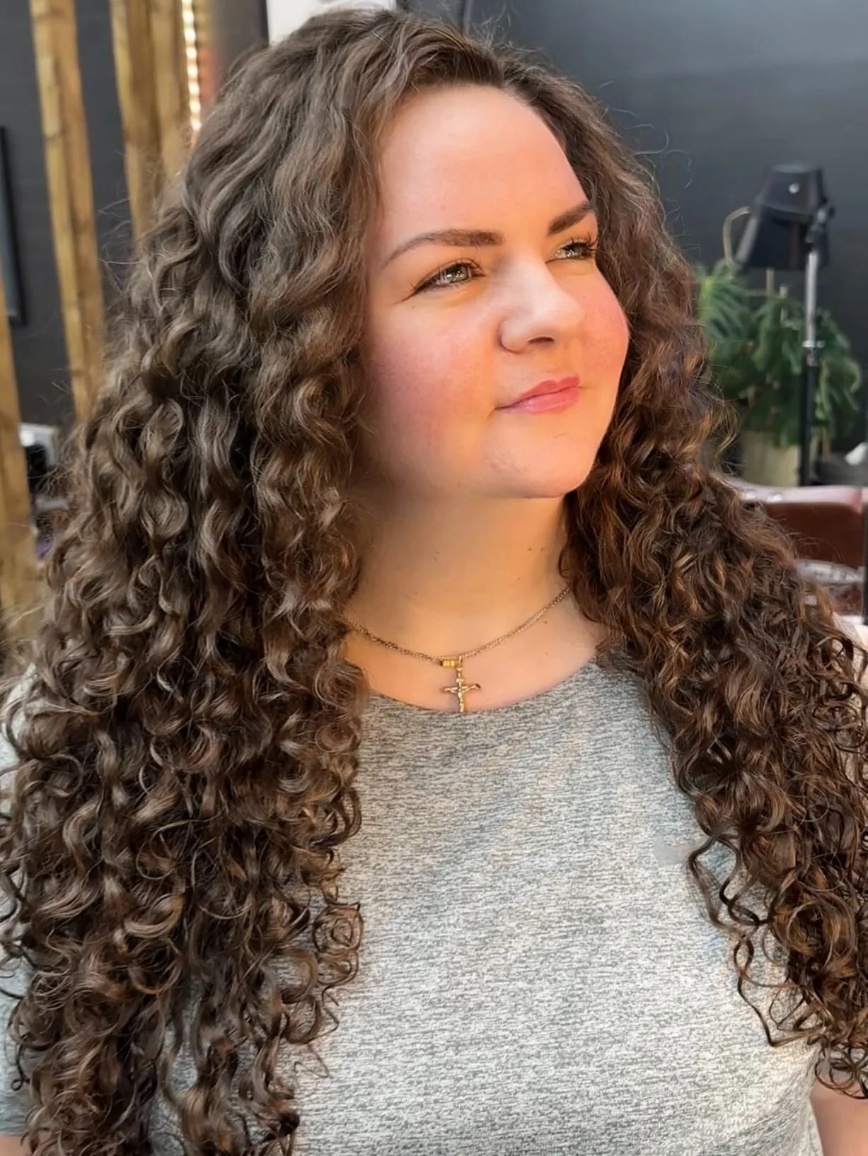 2. Lange, definierte Locken in sattem Schokoladenbraun (lockige Frisuren)